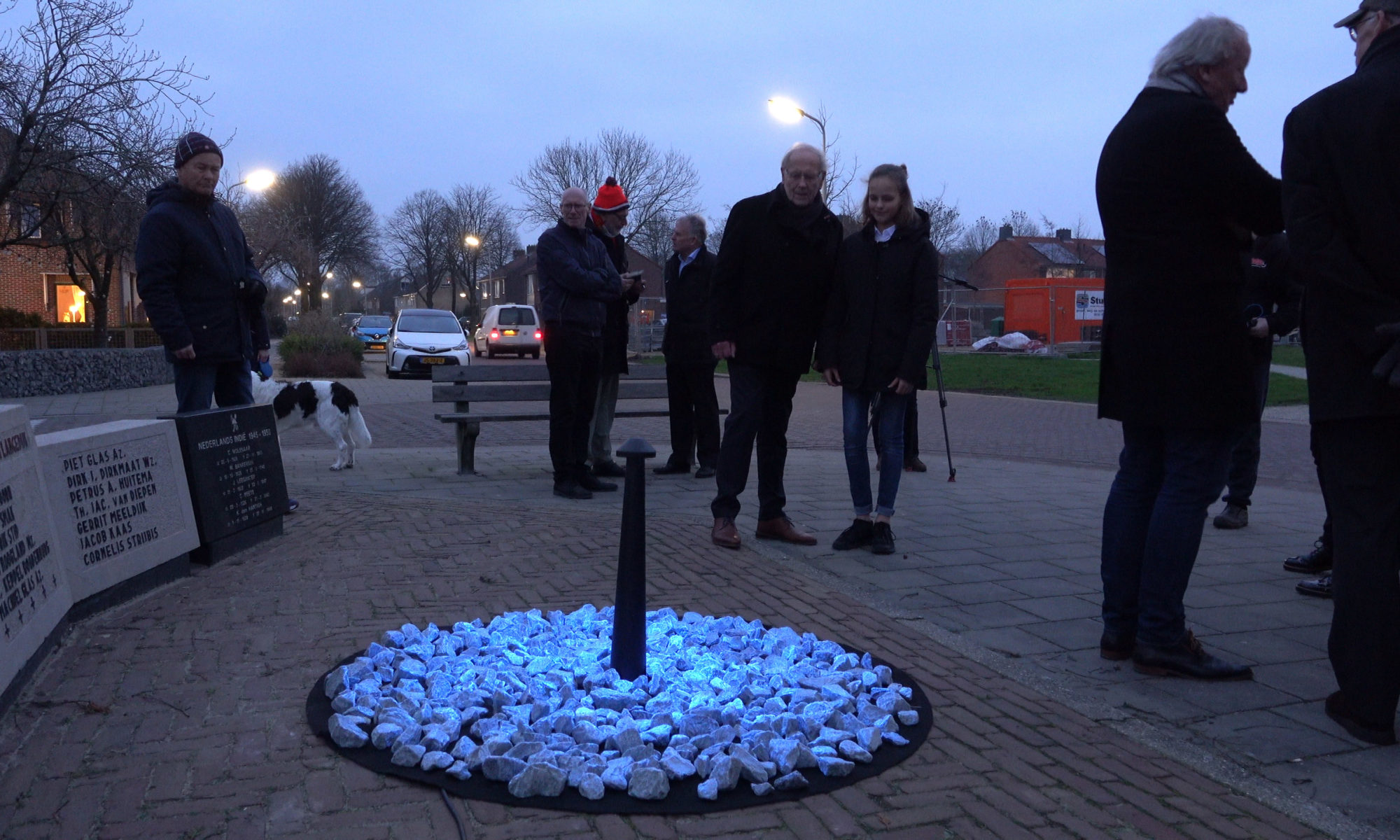 Licht tijdelijk holocaustmonument bij 'De Stier' ontstoken ter herdenking slachtoffers