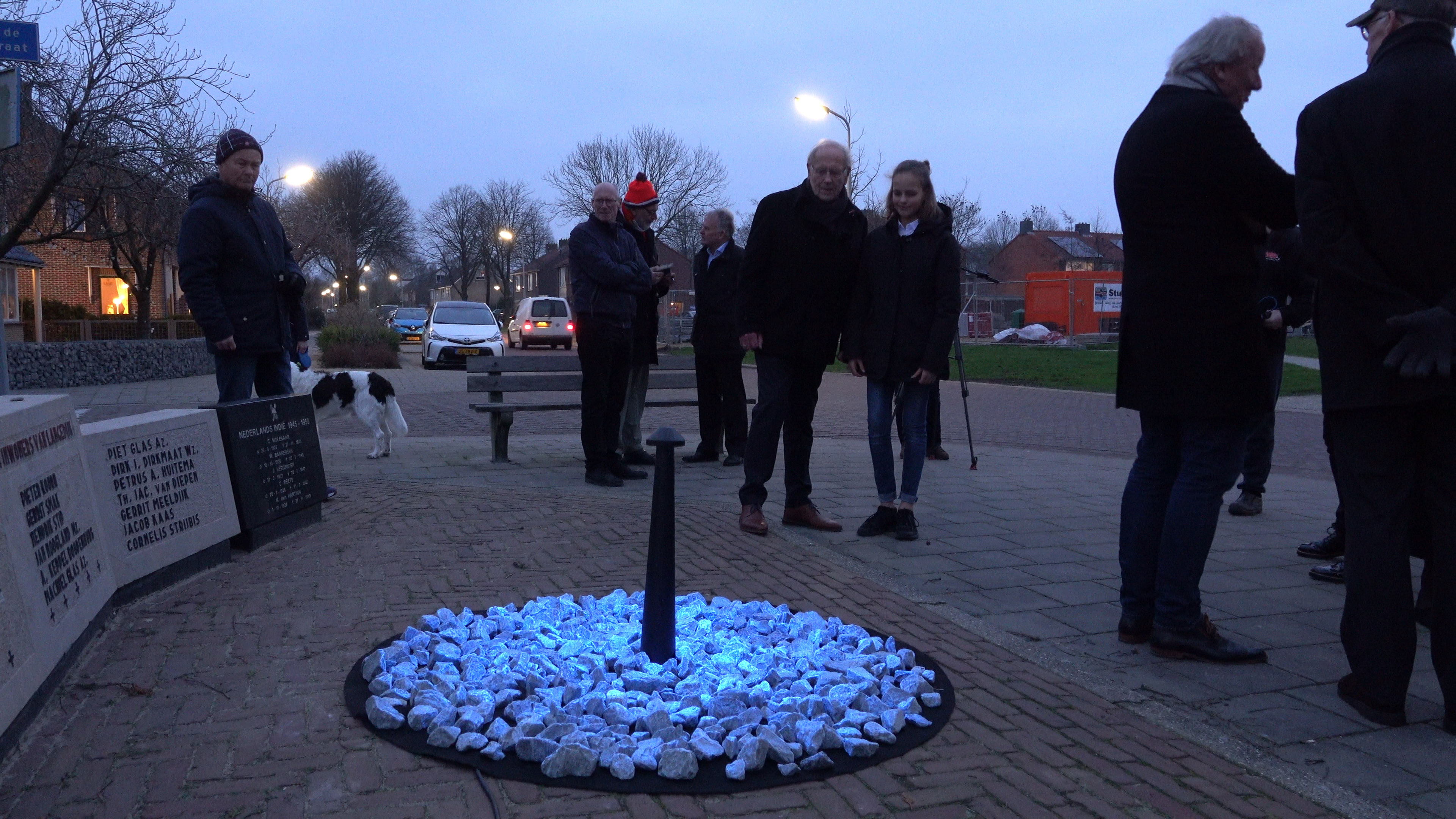 Licht tijdelijk holocaustmonument bij 'De Stier' ontstoken ter herdenking slachtoffers
