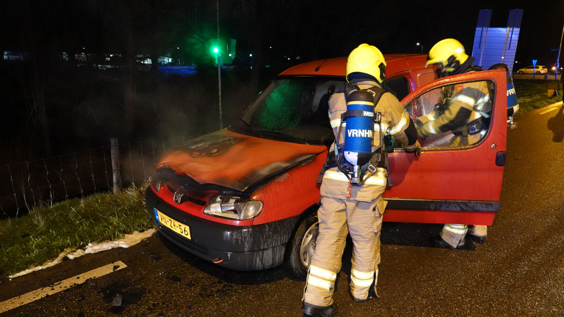 GeAlkmaarder vliegt in brand op N504 nabij Schoorldam