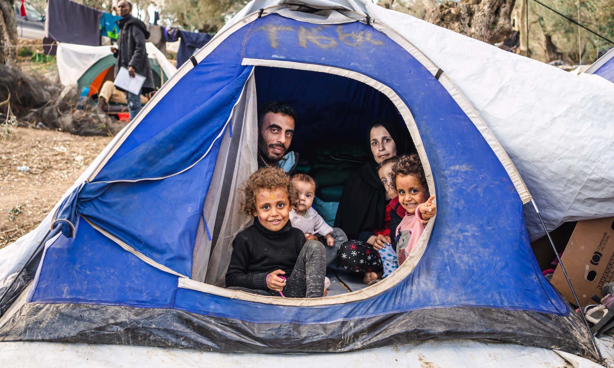 Foto-expositie in Het Nieuwe Warenhuis over humanitaire crisis in Griekse vluchtelingenkampen