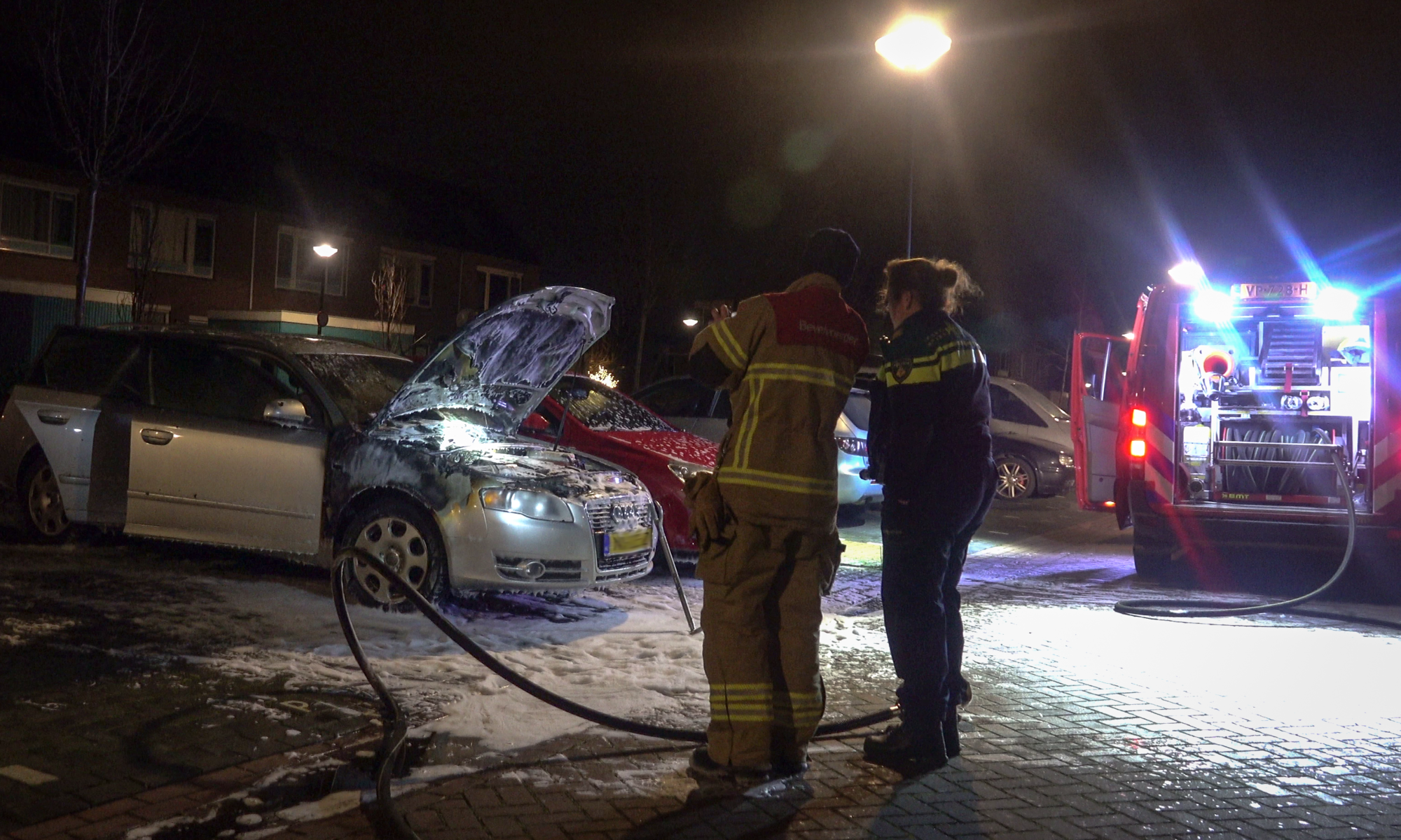 Auto gaat in vlammen op in de Vecht in Heerhugowaard