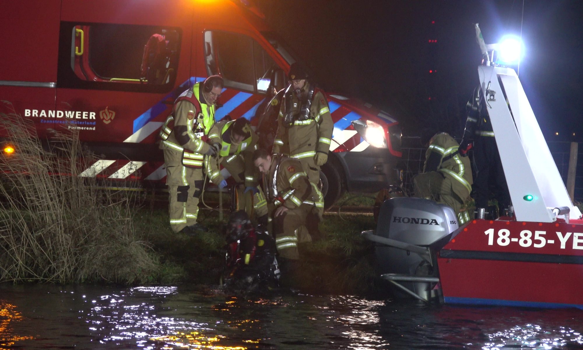 Auto te water in Oost-Graftdijk; inzittenden spoorloos