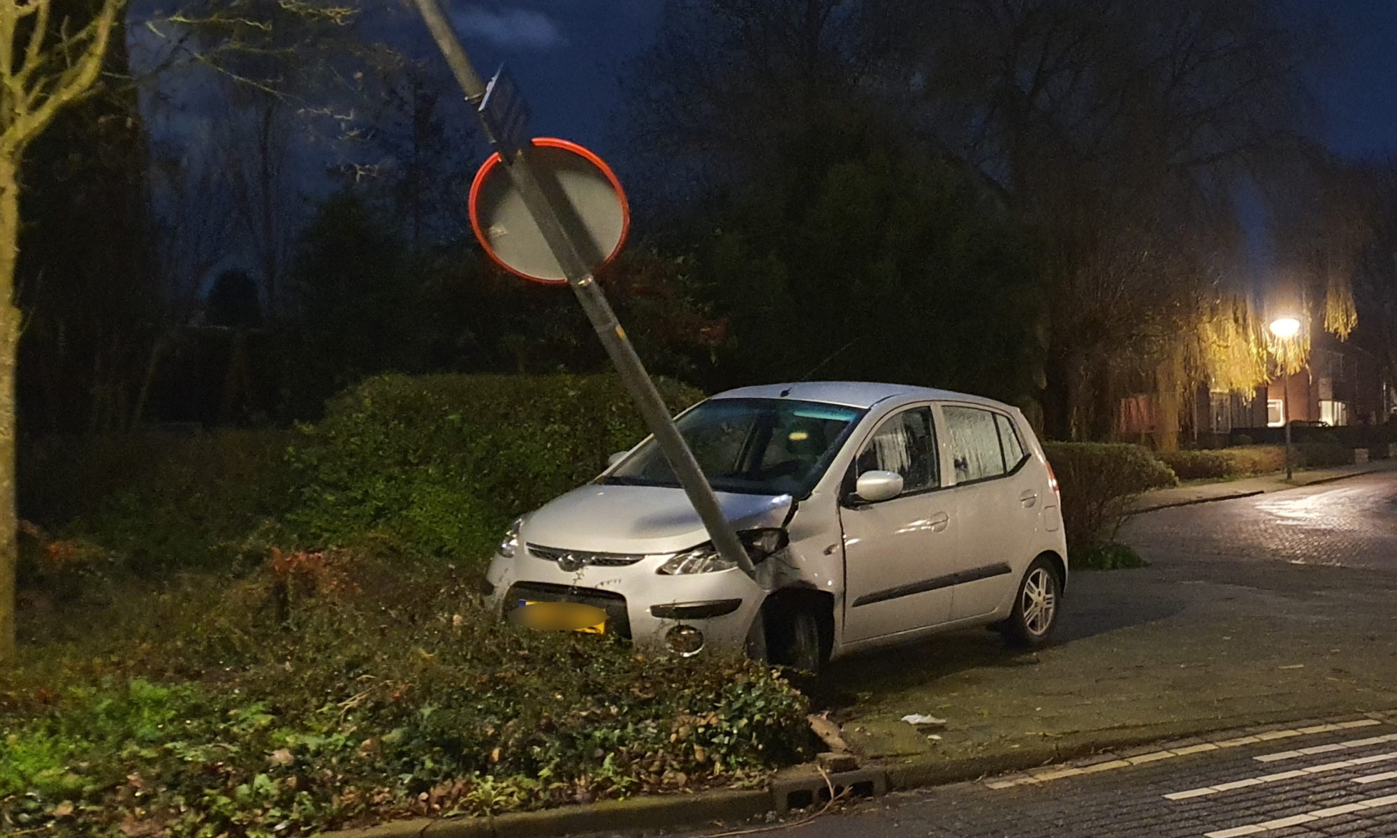 Automobiliste met drank op ramt lantarenpaal bij Kasteellaan Oudorp