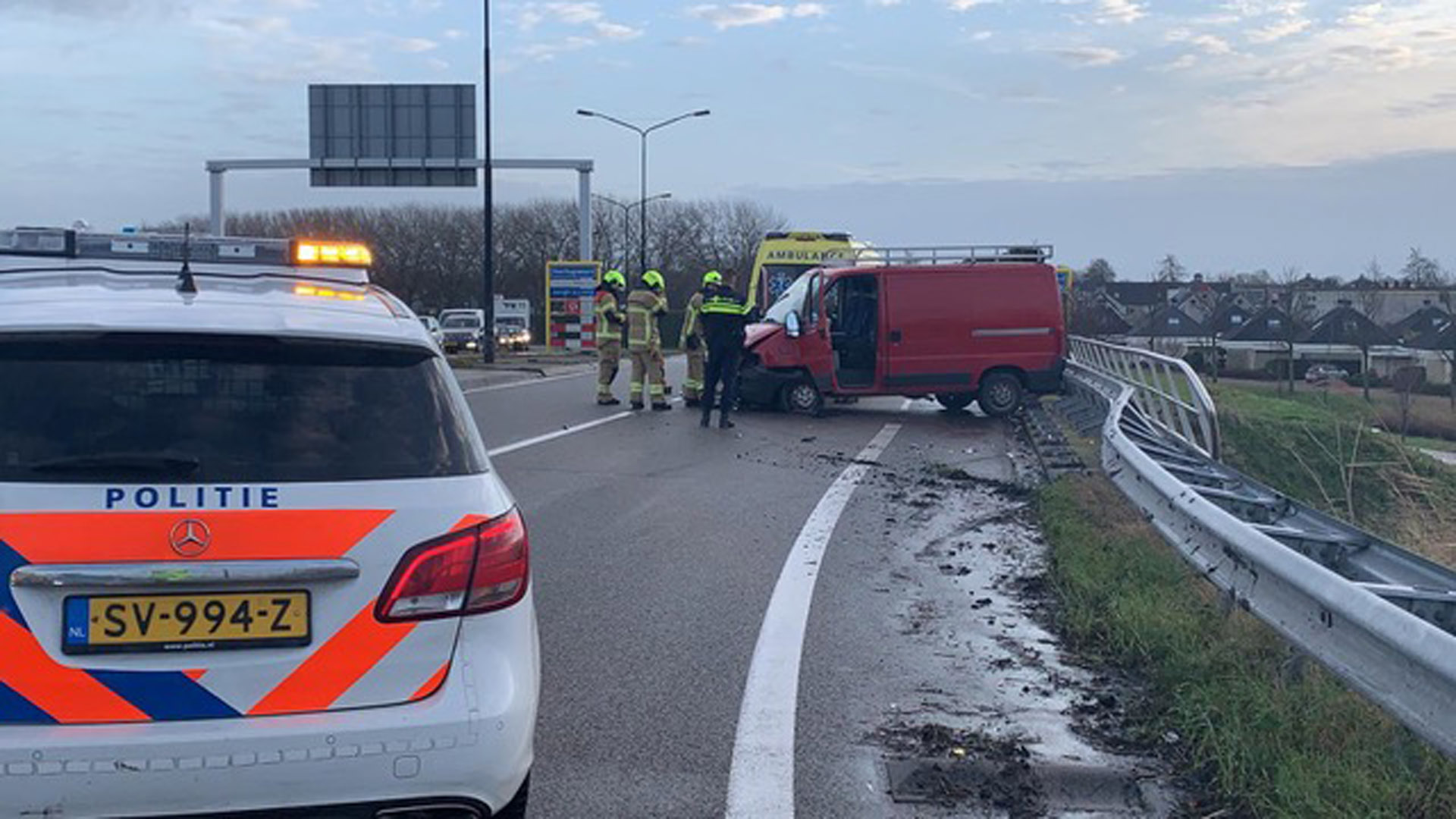 Bestelbus tegen de vangrails op Westtangent, bestuurder lichtgewond