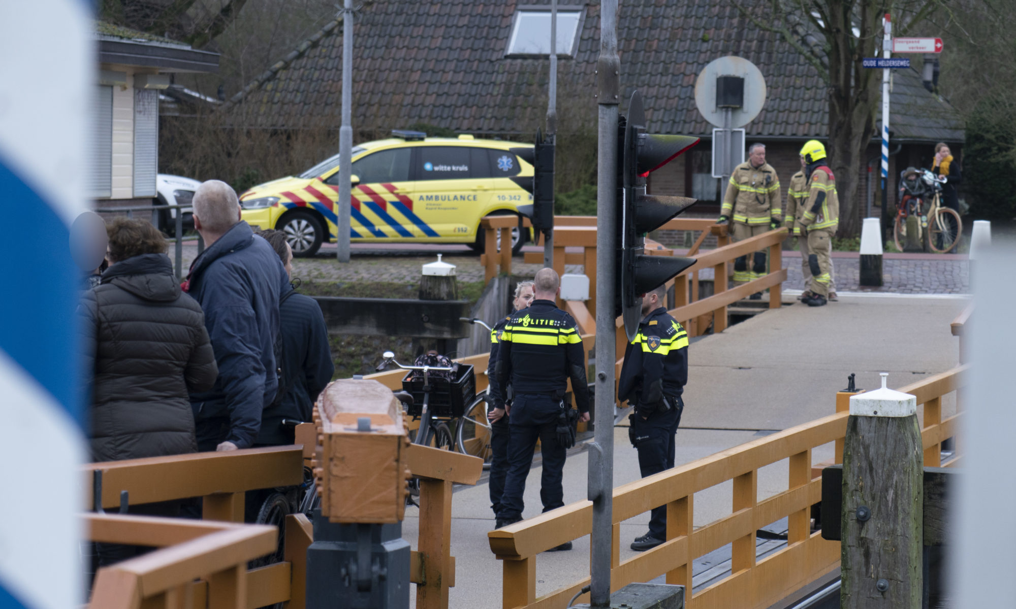 Commotie bij Koedijkervlotbrug door 'persoon te water': "Er reden veel mensen gewoon door."