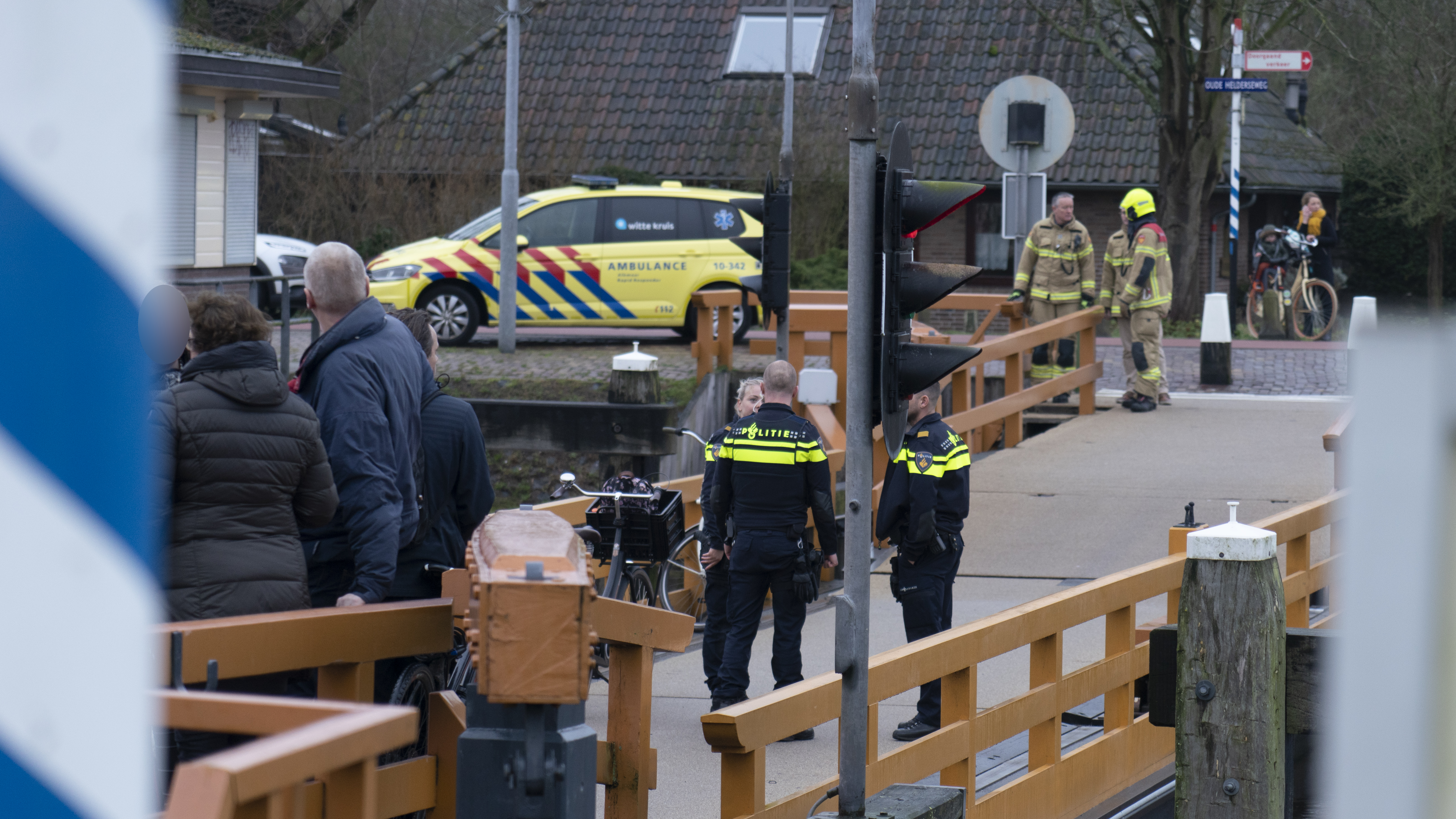 Commotie bij Koedijkervlotbrug door 'persoon te water': "Er reden veel mensen gewoon door."