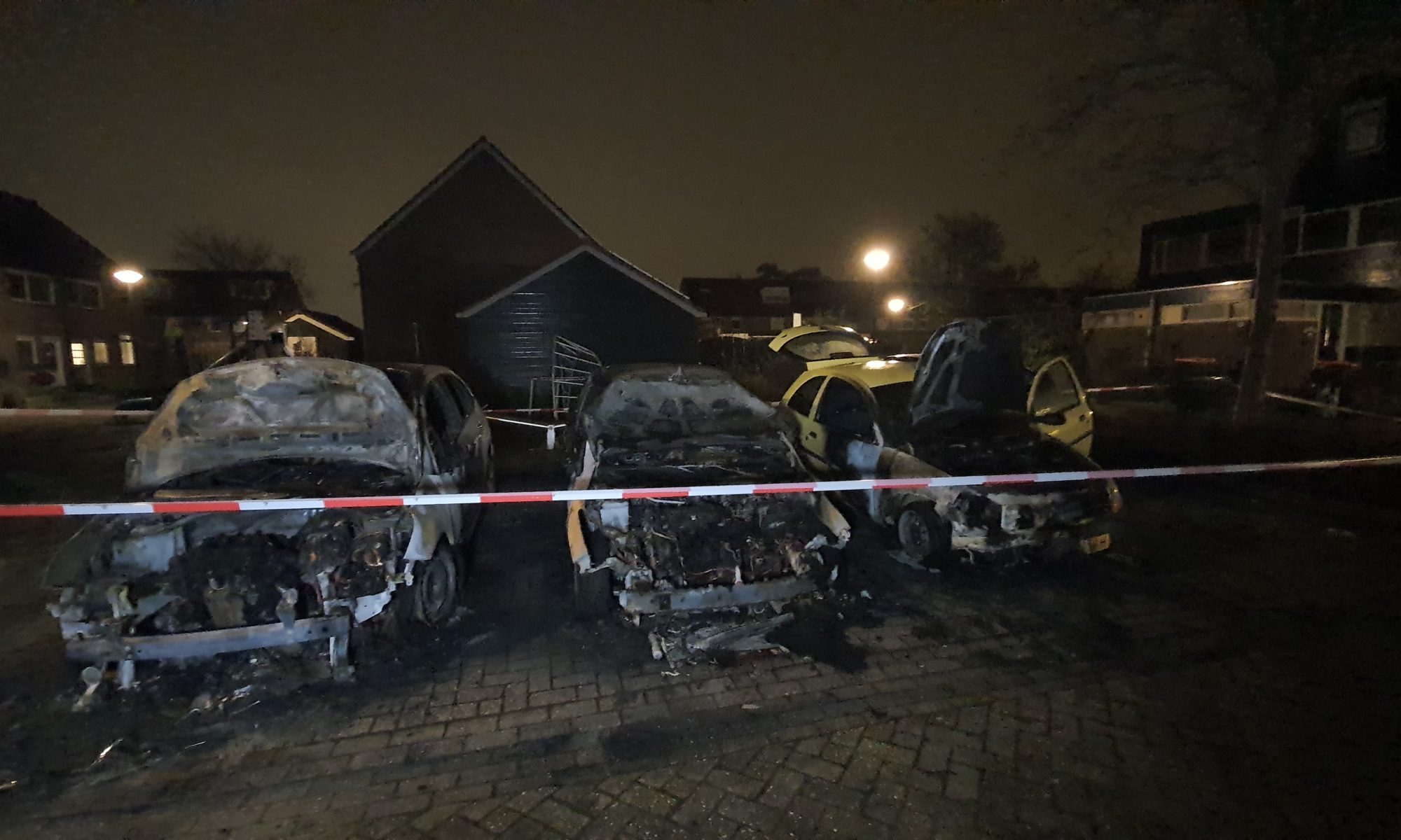 Drie in Heerhugowaard geparkeerde auto's total loss door brand