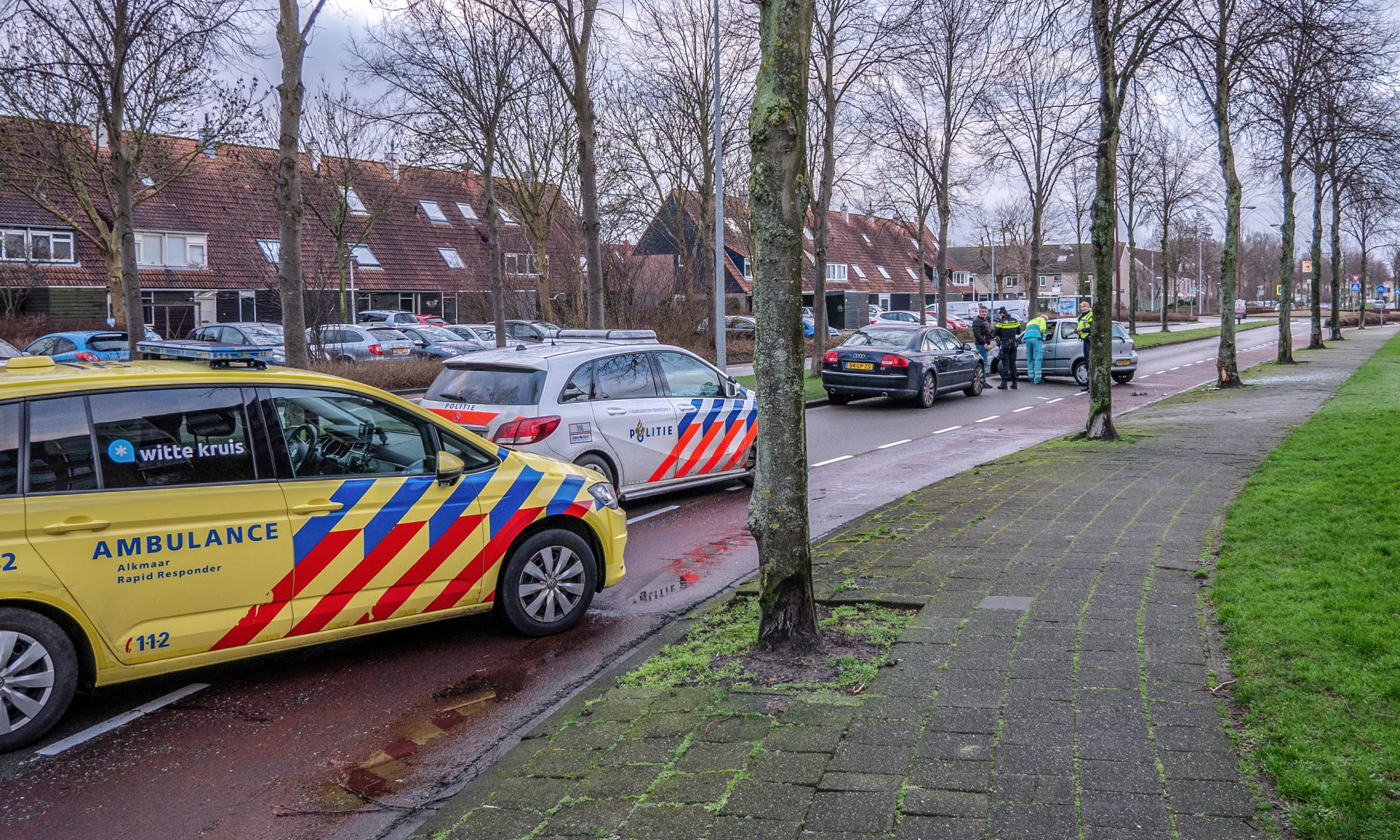 Eénzijdig ongeval op Laan van Parijs in Alkmaar zorgt voor één gewonde en een vernielde auto