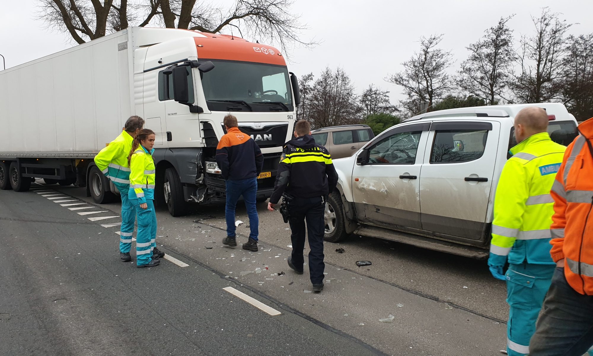 Inhaalpoging vrachtwagen op N241 leidt tot flinke schade