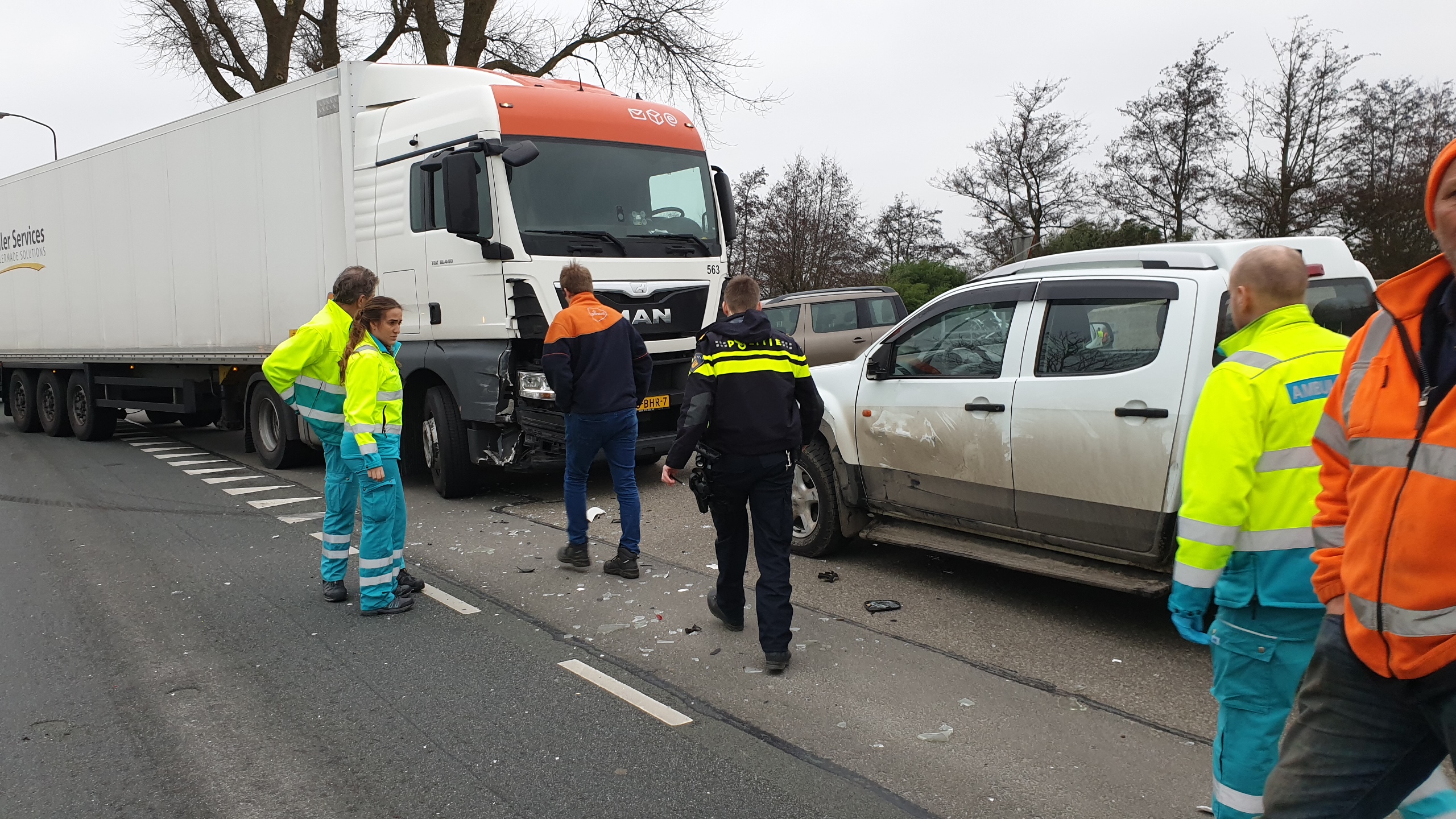 Inhaalpoging vrachtwagen op N241 leidt tot flinke schade