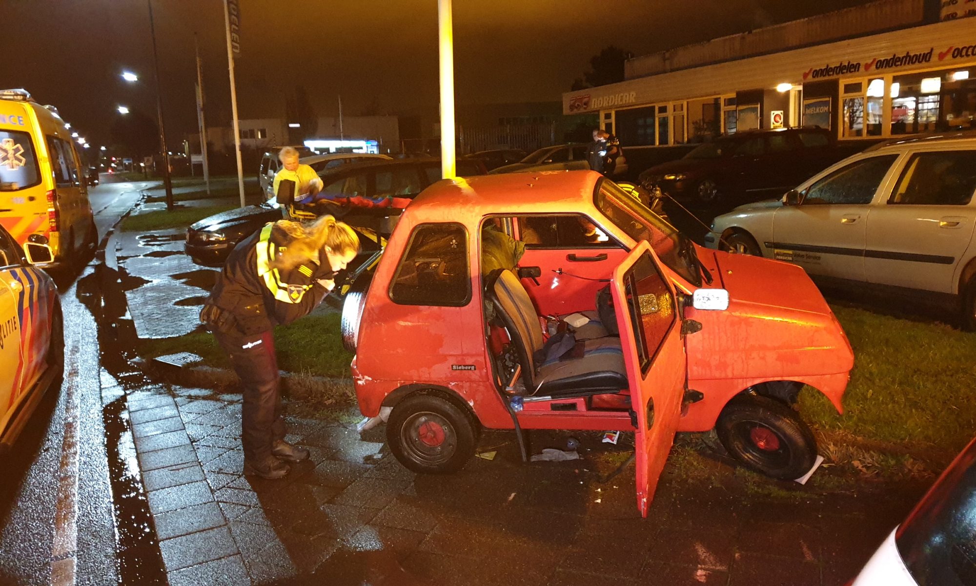 Rugklachten na aanrijding tussen auto en brommobiel in Heerhugowaard