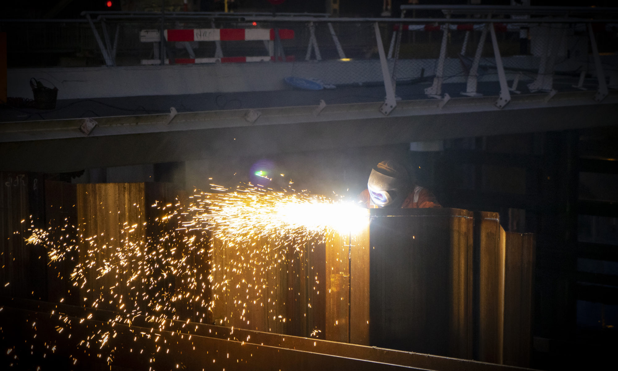 Staalwerker nog laat aan de slag bij Victoriebrug, maar het werk ligt nog op schema