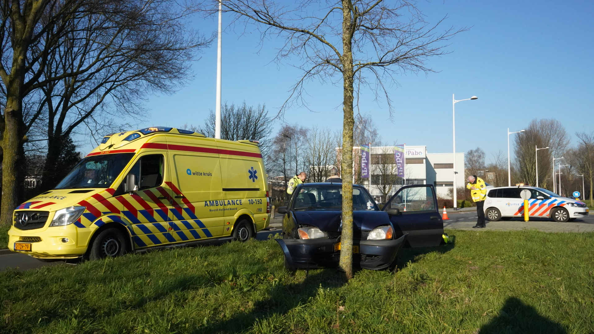 Vrouw gewond na aanrijding en botis botst na aanrijding frontaal tegen boom