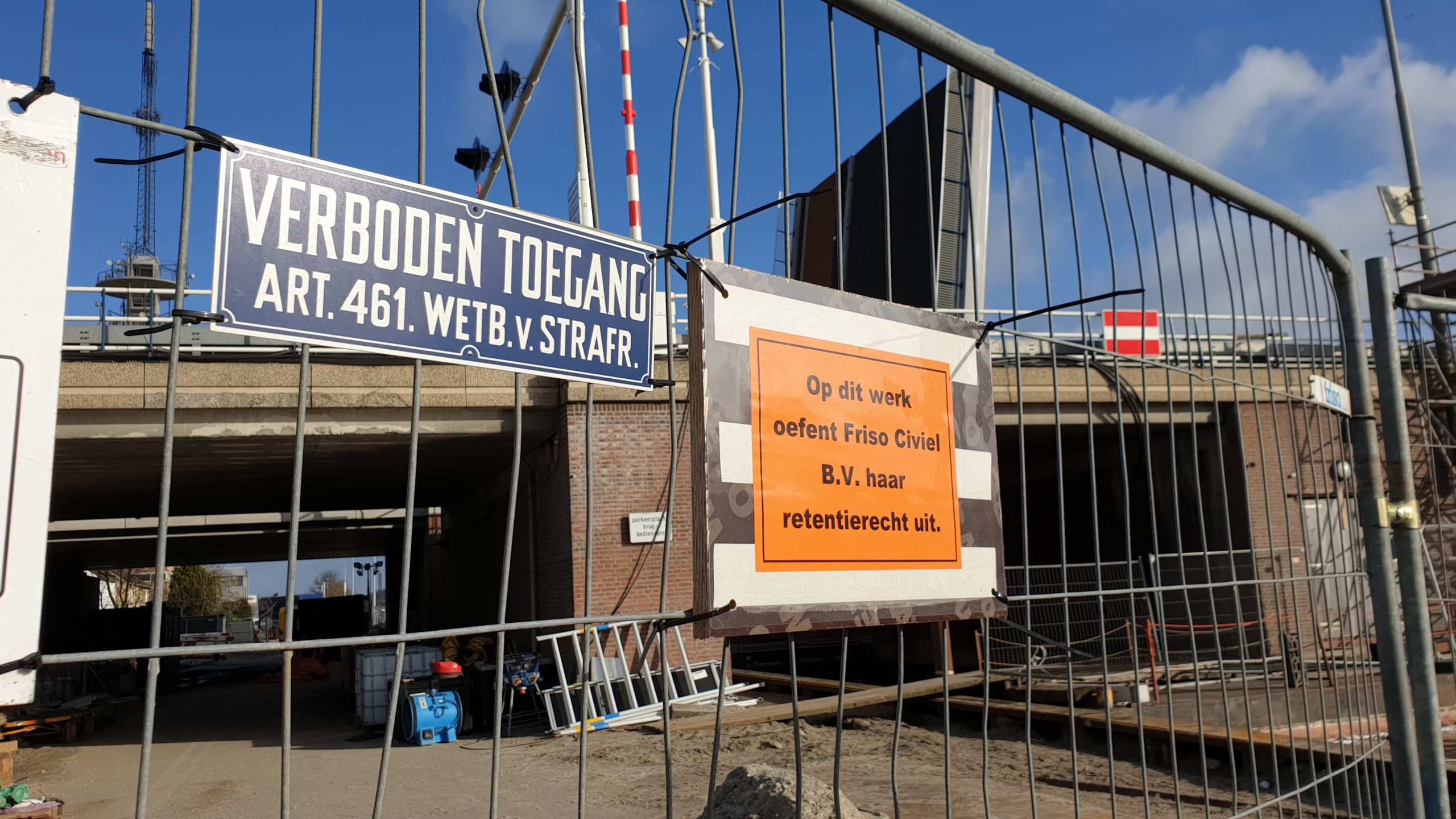 Opnieuw problemen rond bouw Leeghwaterbrug; onderaannemer ontzegt hoofdaannemer toegang bouwterrein