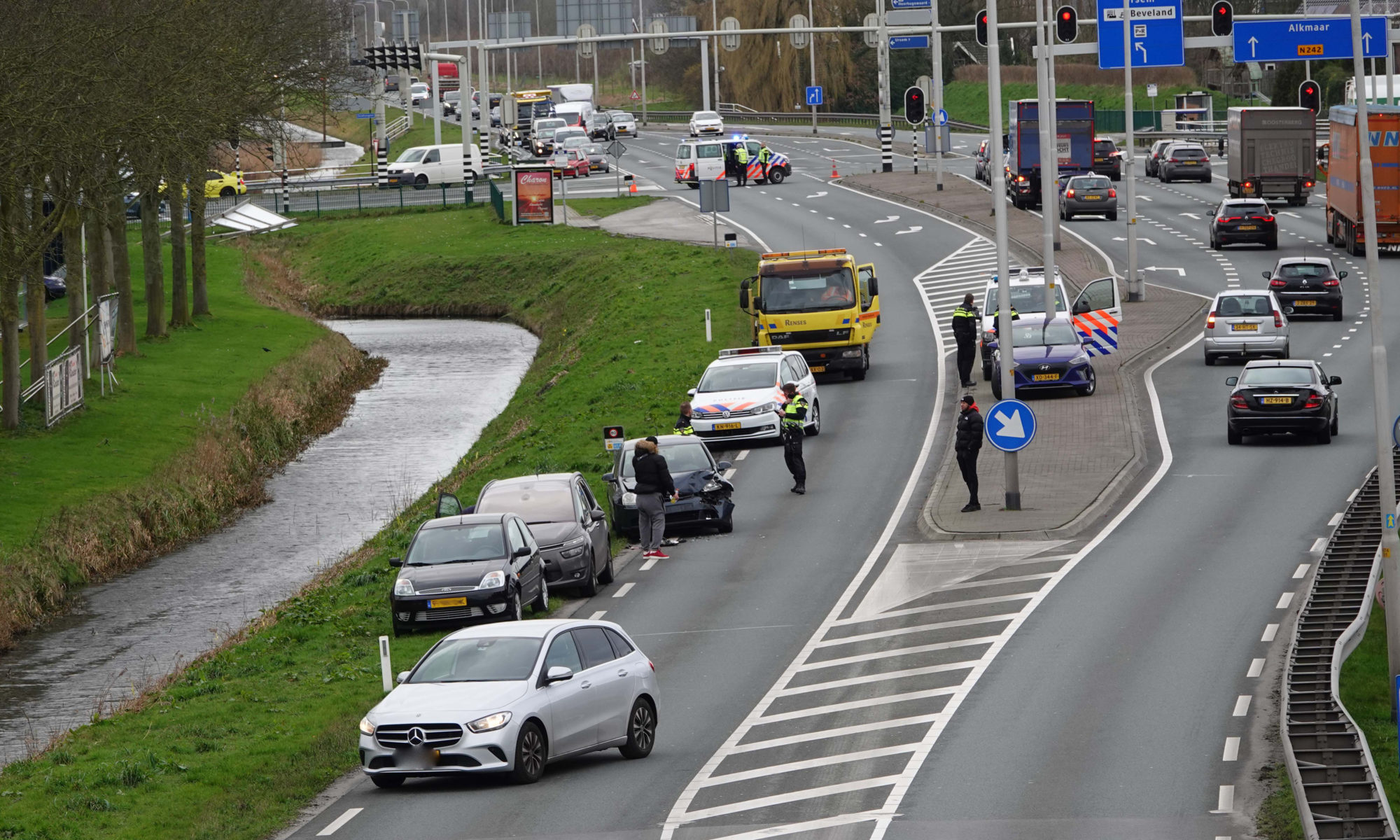 Keeractie van politie op N242 leidt tot kop-staartbotsing tussen achterliggers