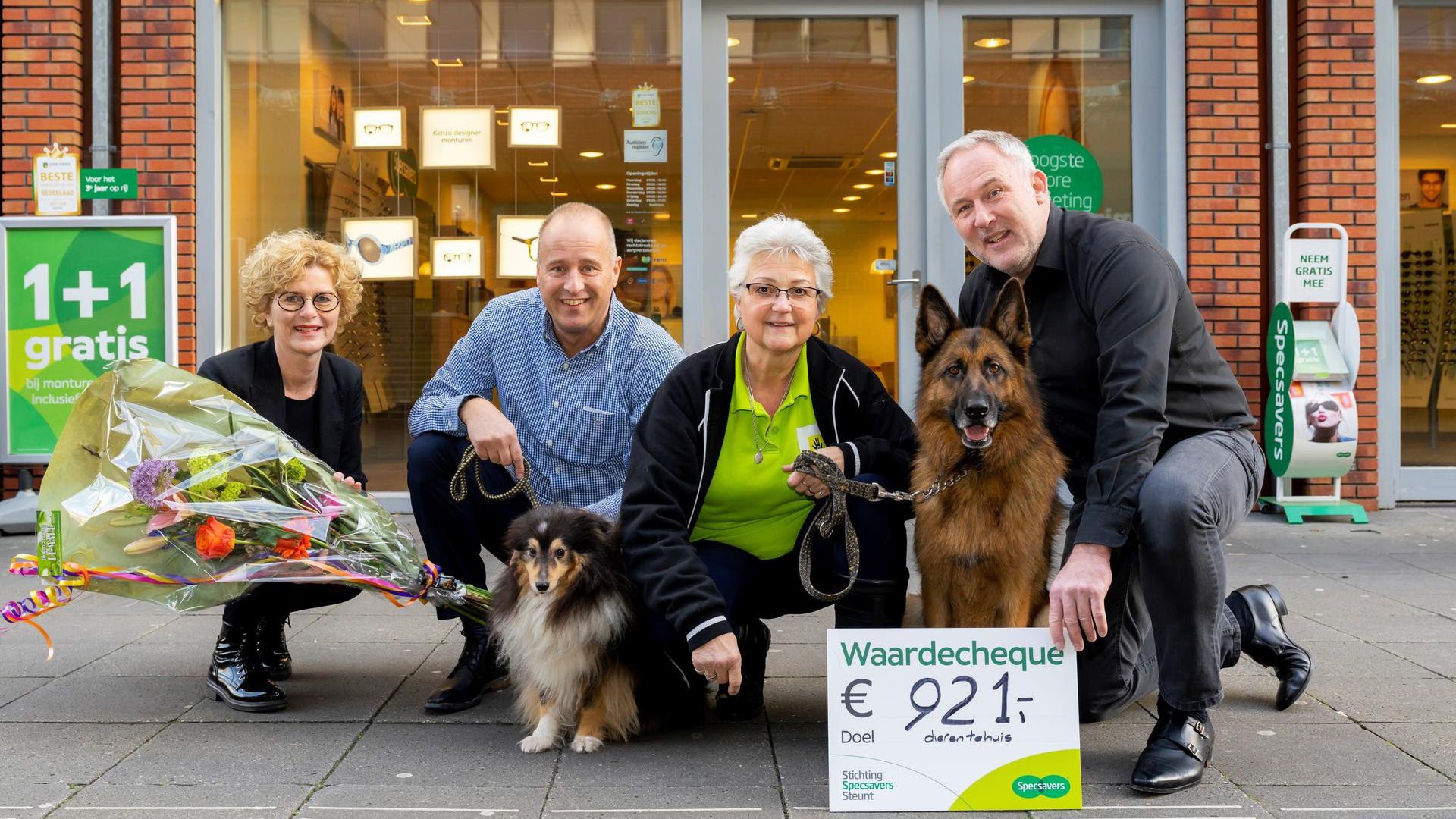 Specsavers Alkmaar doneert 920,53 euro aan Dierentehuis Alkmaar