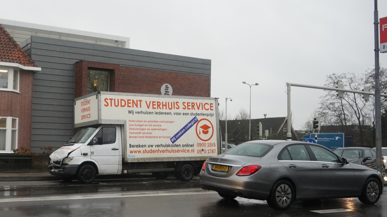 Twee gewonden bij kop-staartbotsing met verhuiswagen op N9