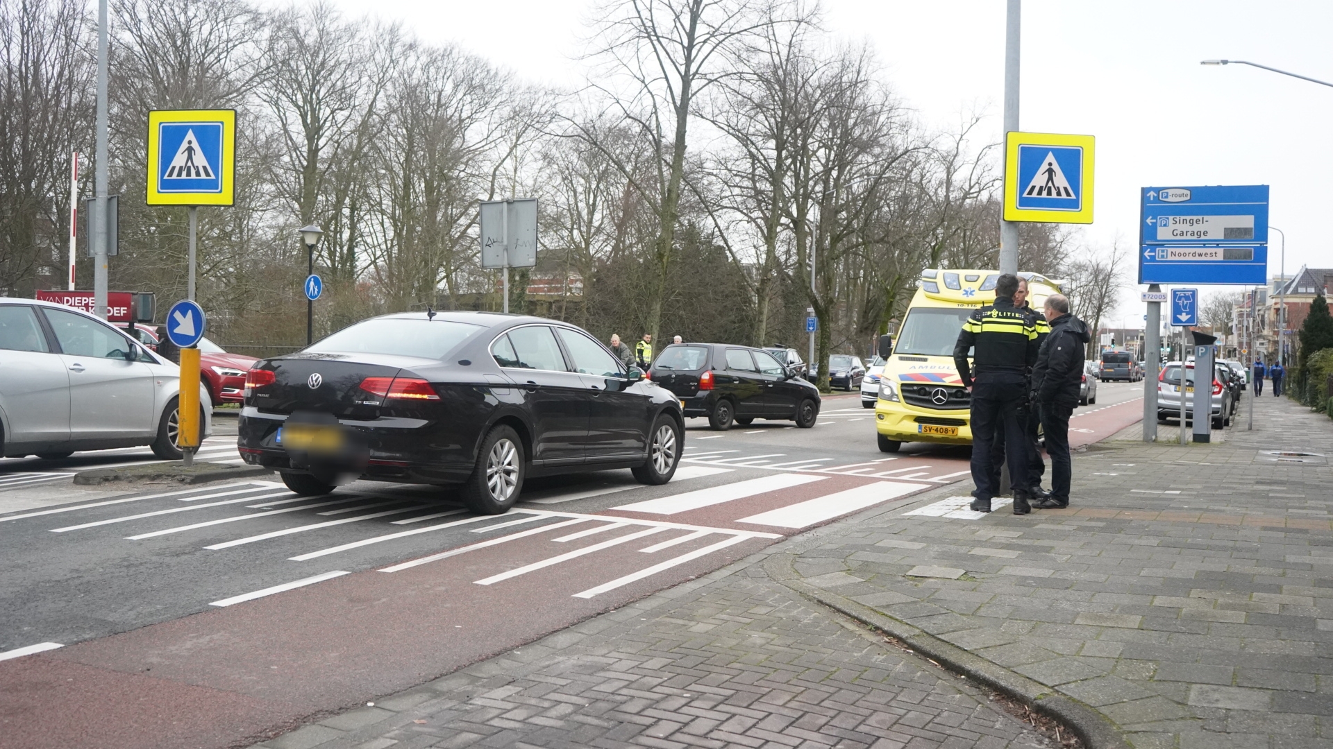 Vrouw met fiets gewond bij aanrijding op zebrapad Kennemerstraatweg