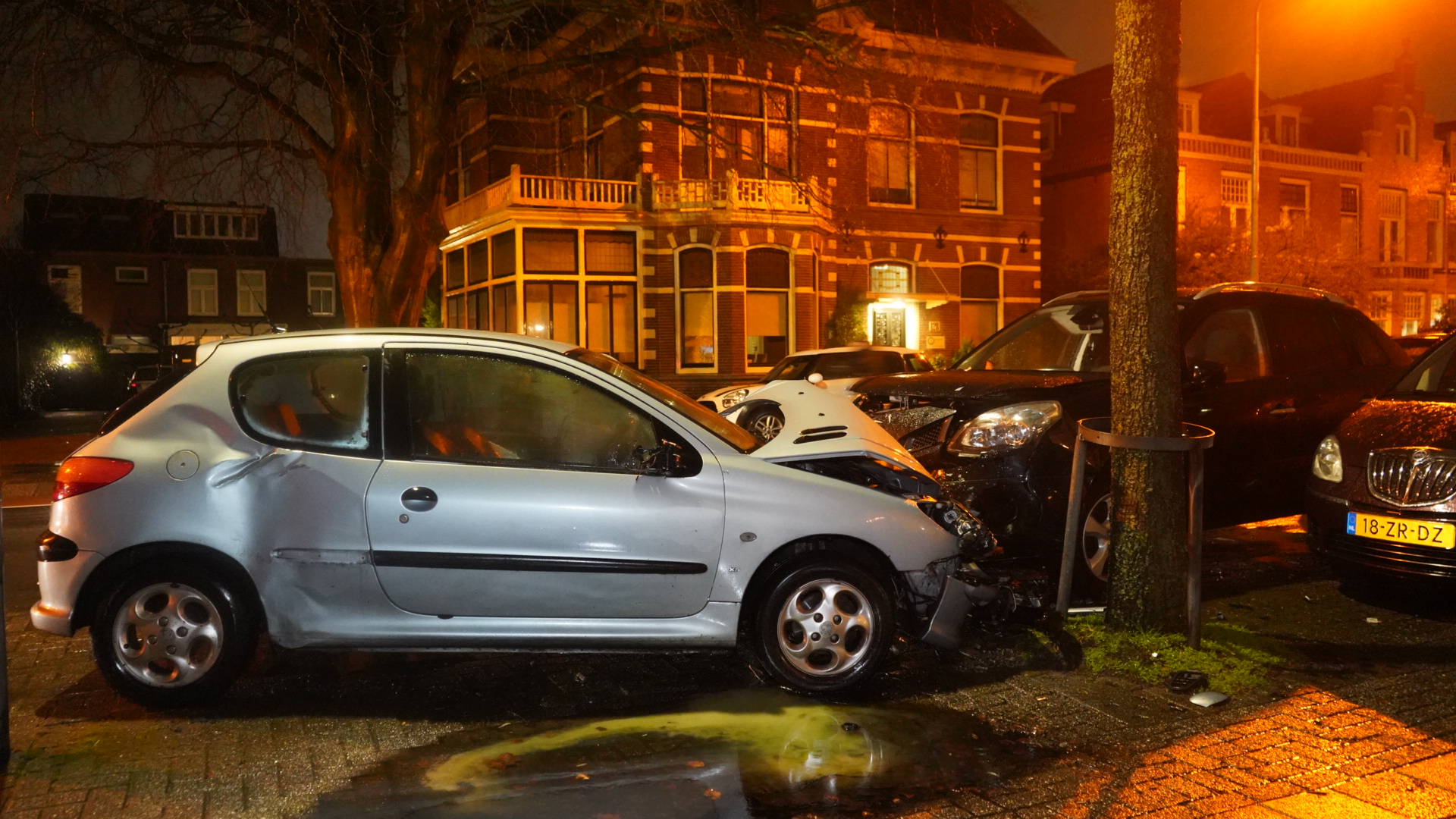 Mogelijk beschonken bestuurder ramt geparkeerde auto aan Kennemerstraatweg