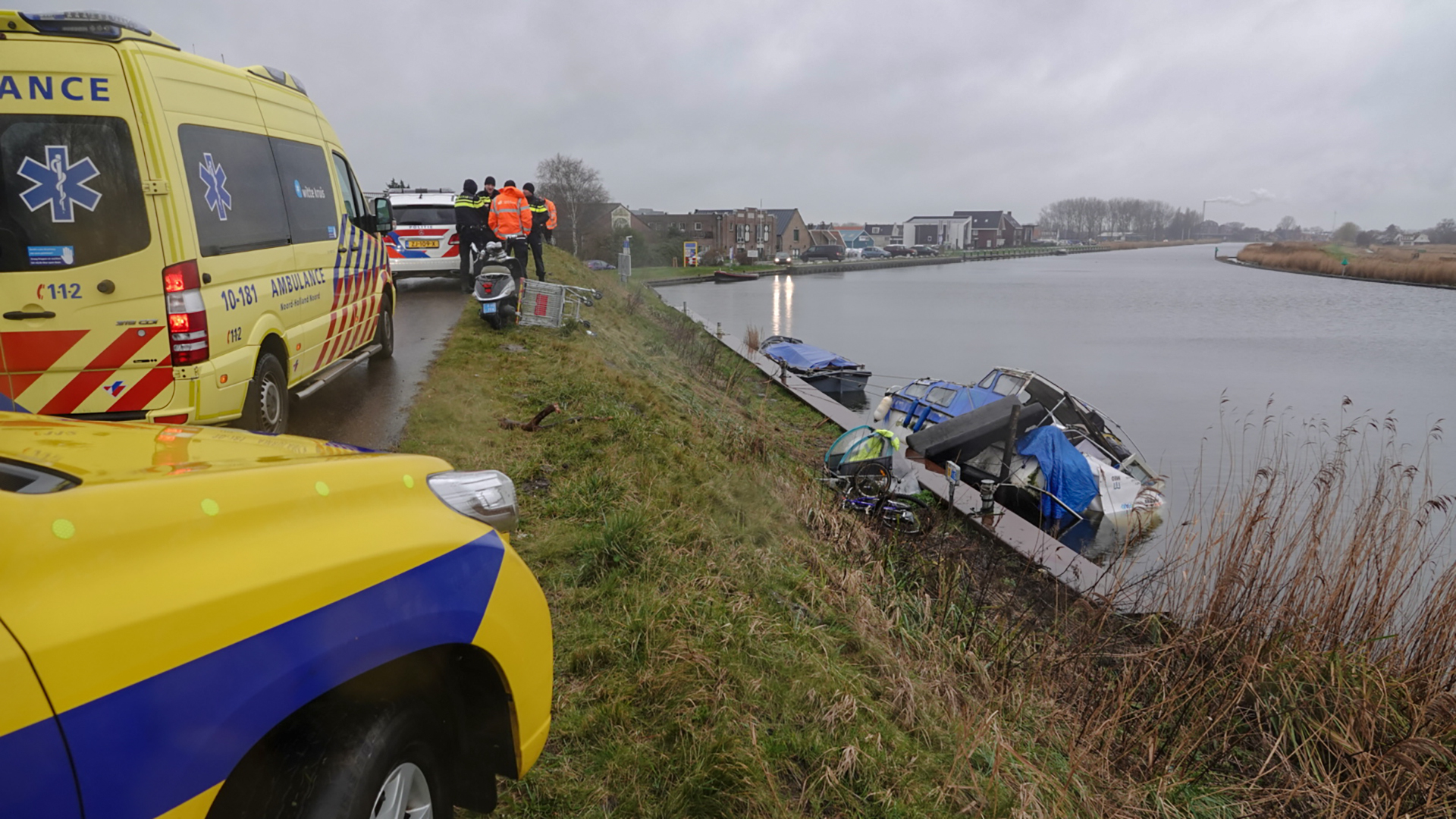 Bootje in kanaal Omval-Kolhorn zinkt snel met bewoner en zijn honden aan boord