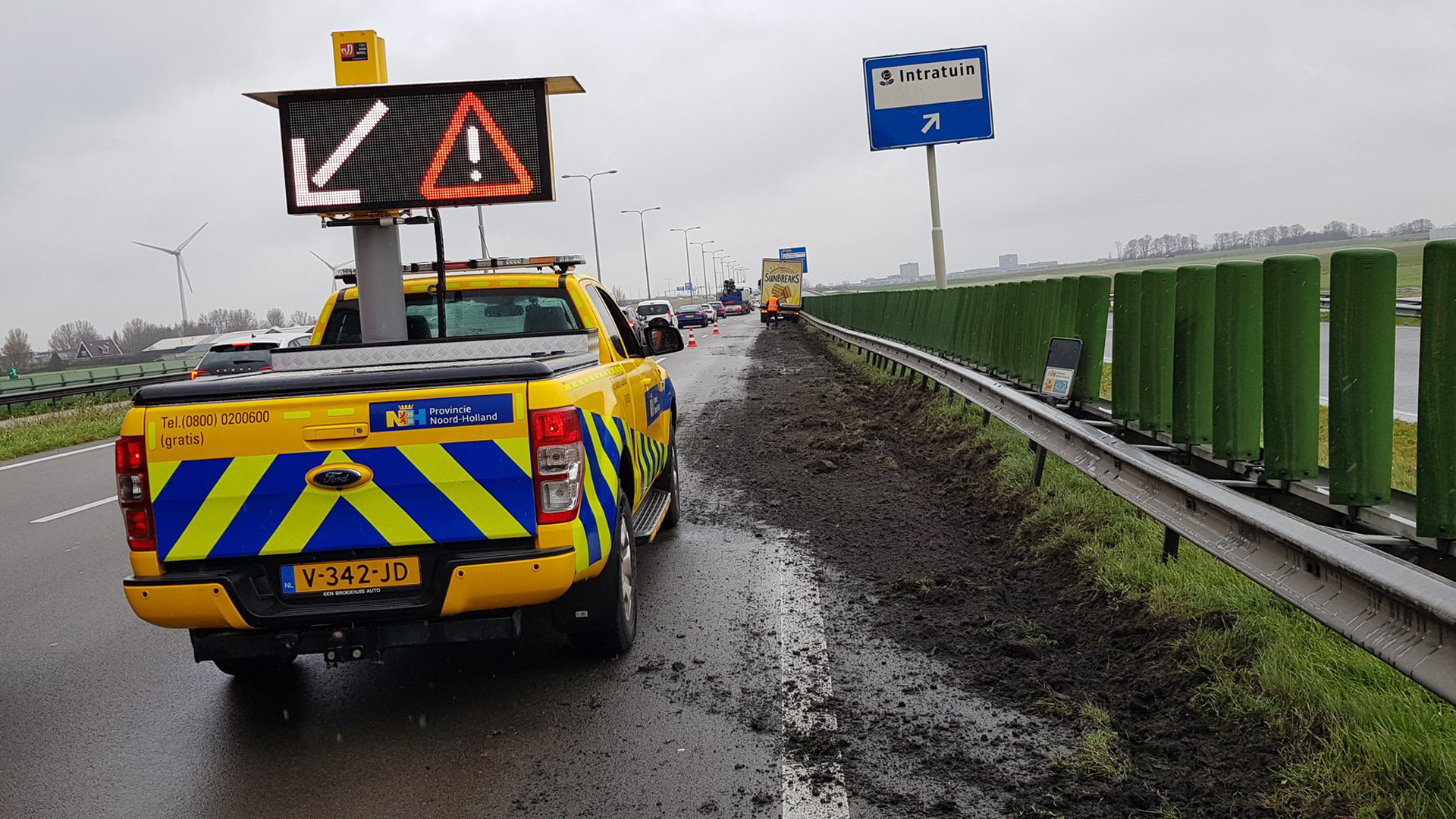 Vrachtwagen schuurt langs vangrail van N242 richting Heerhugowaard