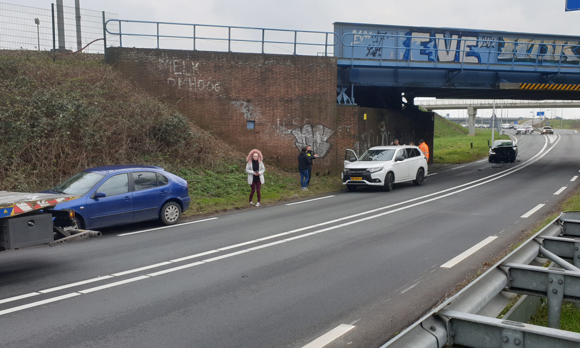 Automobilist rijdt onder spoorbrug N242 in op file