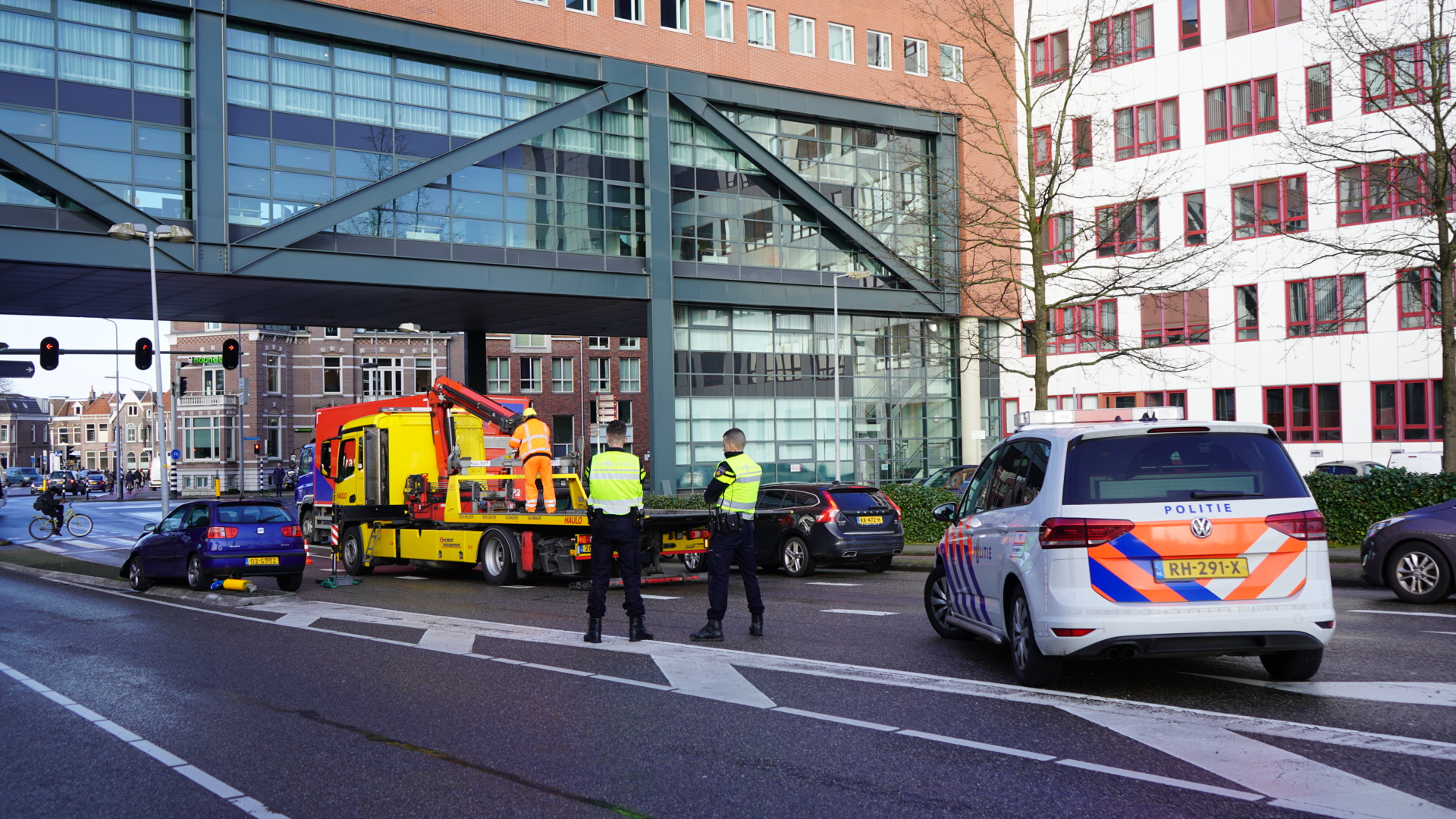 Automobilist knalt op lantaarnpaal bij kruising Tesselsebrug - Kanaalkade