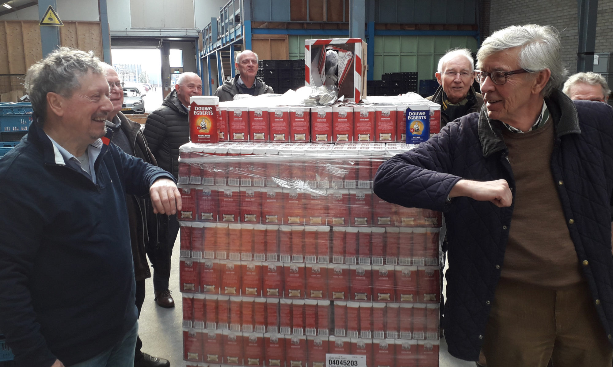 Lions Club Alkmaar zamelt 2.840 pakken koffie in voor Voedselbank