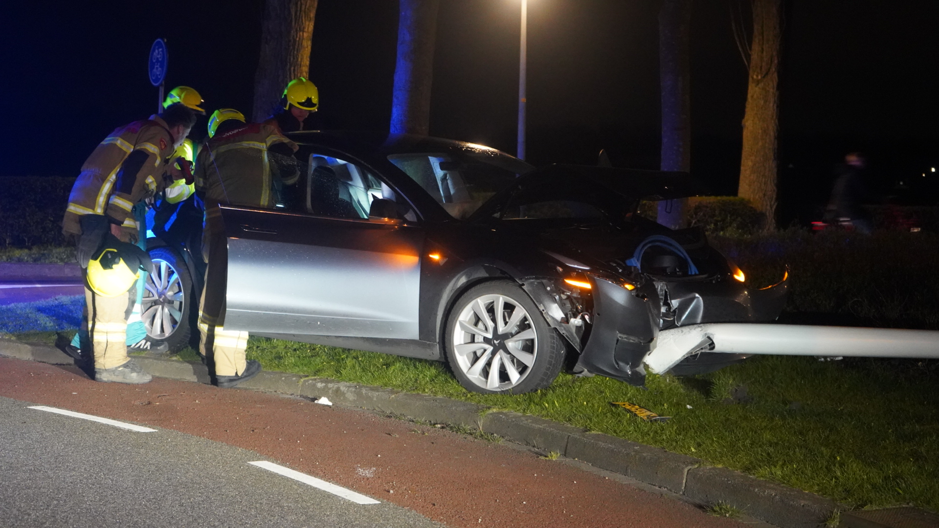 Auto vliegt uit de bocht tegen lantaarnpaal bij De Landman