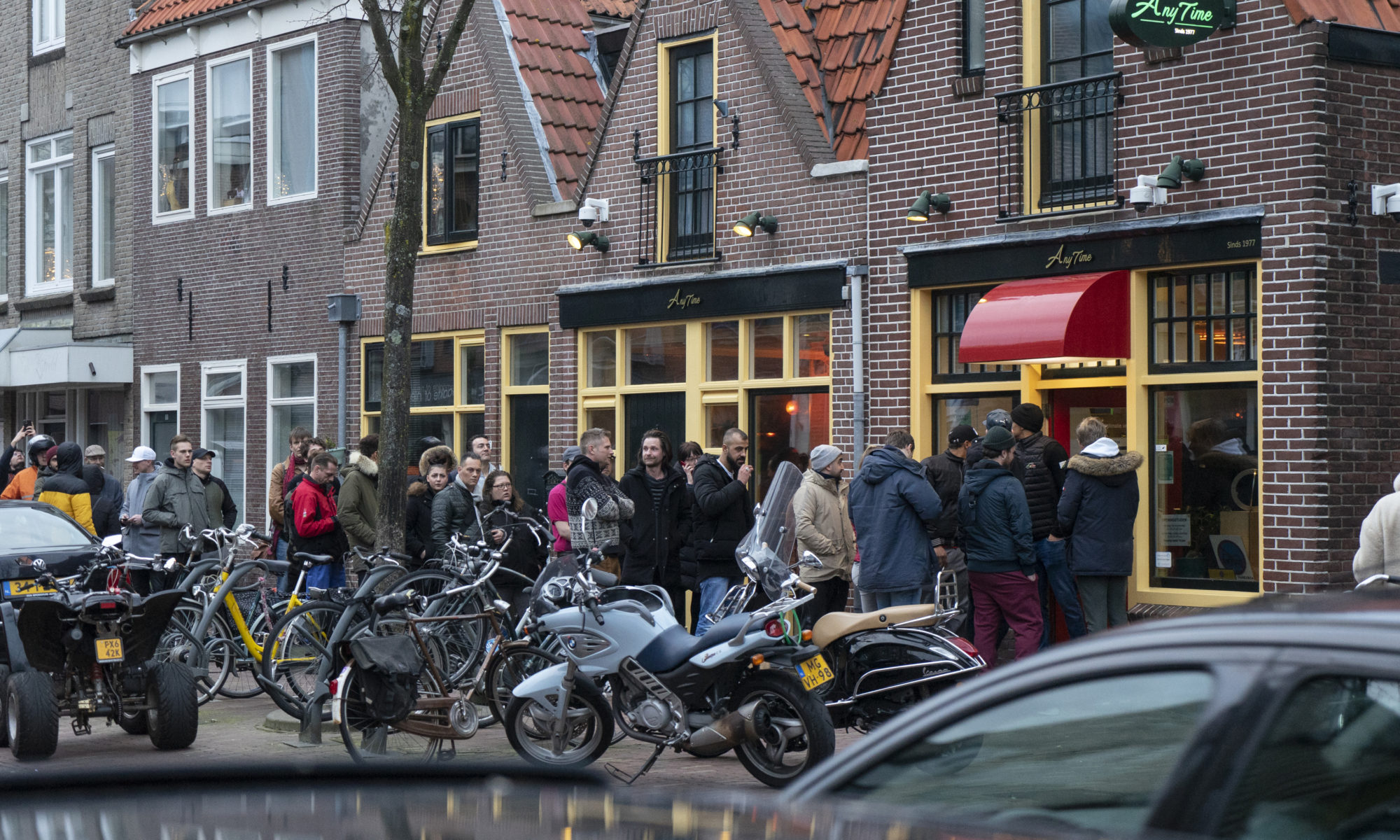 Ook coffeeshops dicht door coronavirus; lange rijen vlak voor sluiting