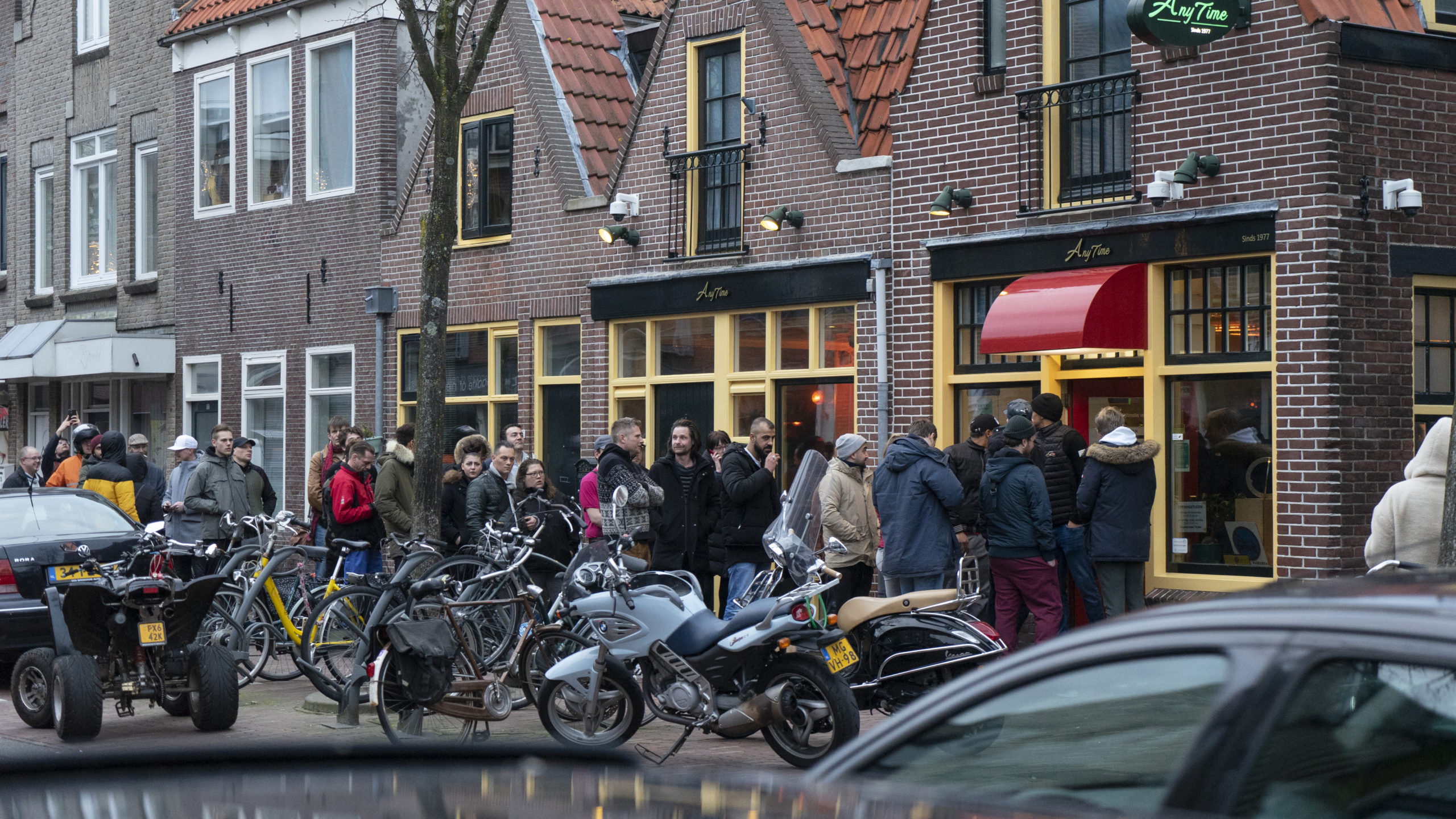 Ook coffeeshops dicht door coronavirus; lange rijen vlak voor sluiting