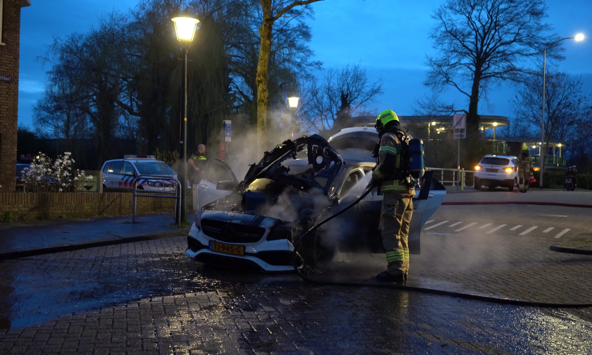 Rijdende Mercedes vat spontaan vlam en brandt uit