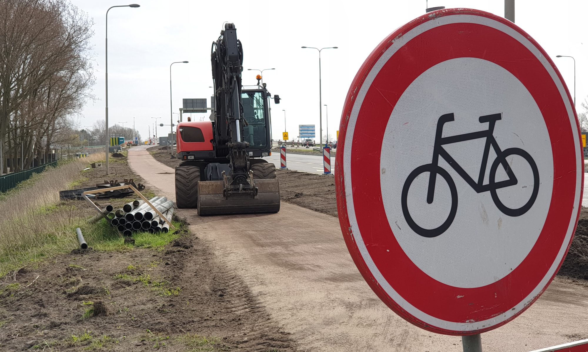 Raar maar waar: fietsers proberen al over Leeghwaterbrug te fietsen