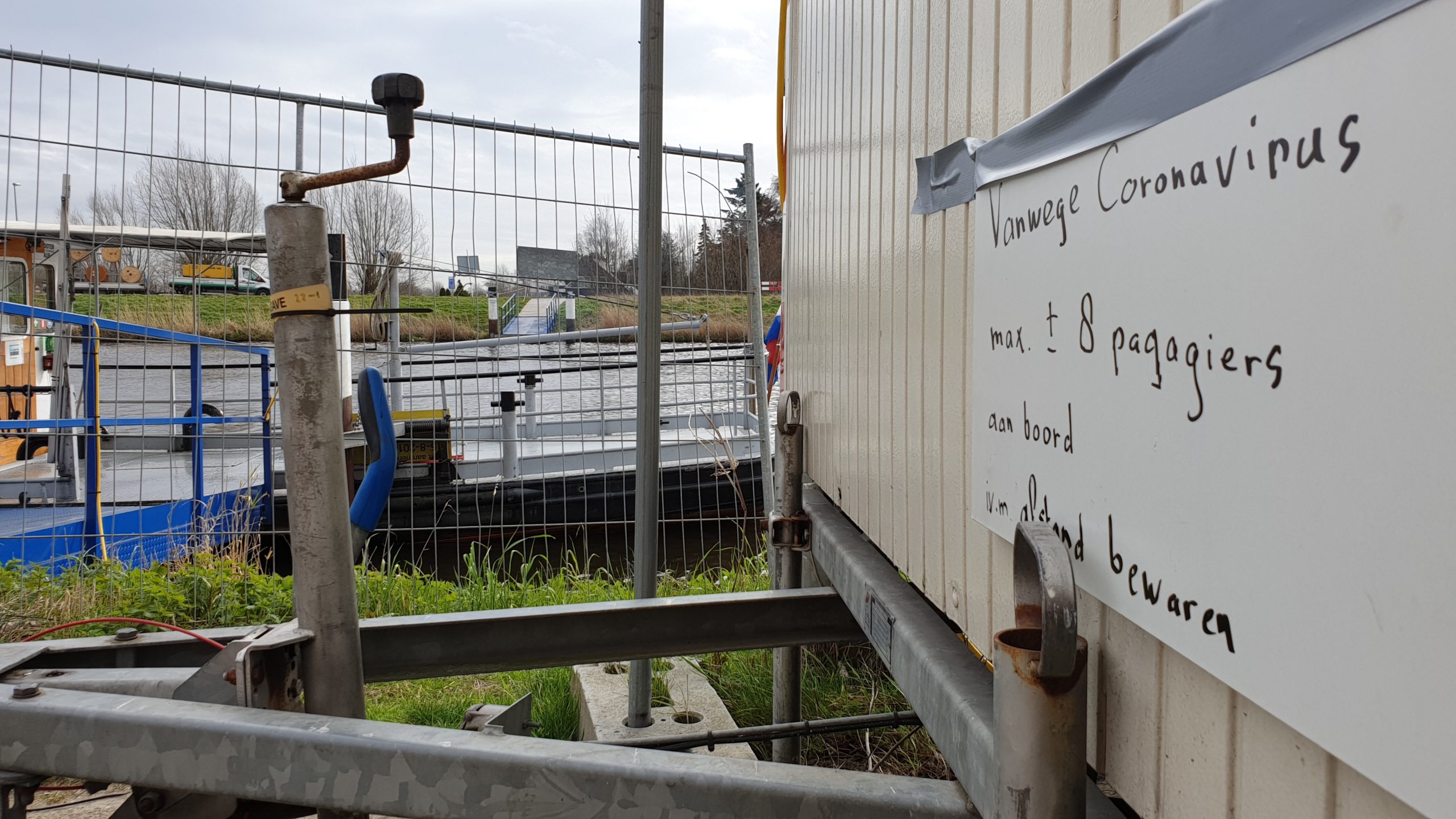 Schipper pontje beperkt aantal passagiers: "De mensen snappen het wel."