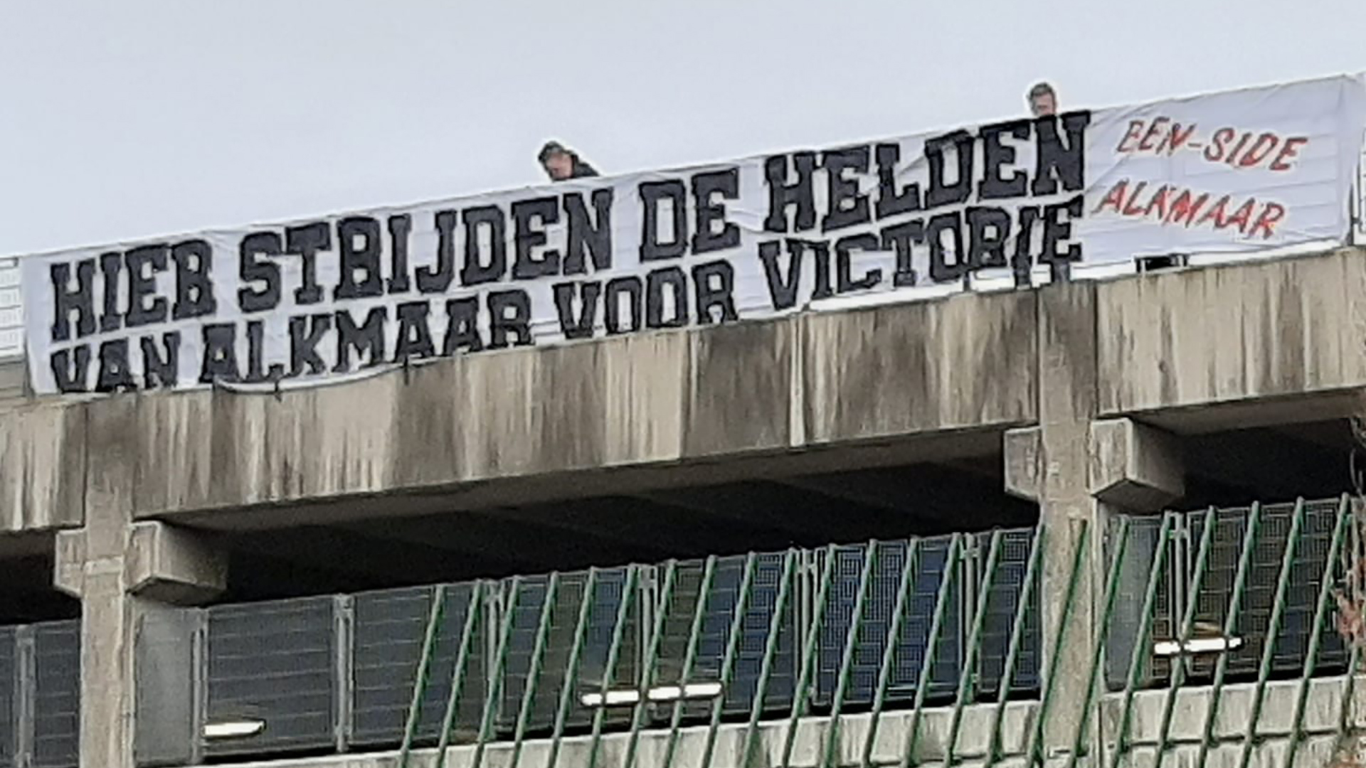 AZ supporters steken NWZ personeel hart onder de riem met spandoek