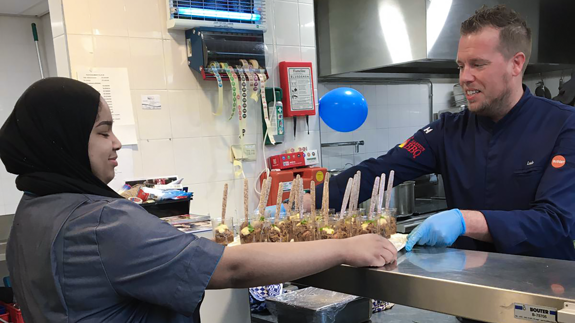 Cateringbedrijf Food for the Mood bezoekt bejaarden- en verzorgingshuizen: "Ik ben jarig, dus ik deel uit"