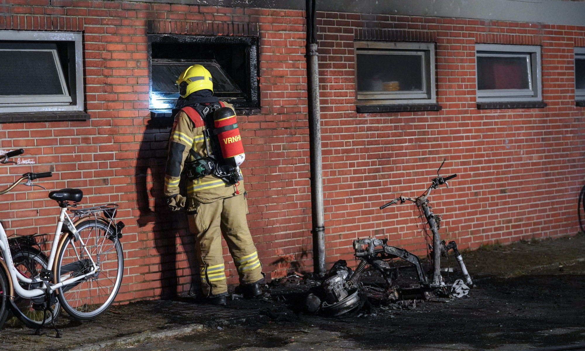 Mogelijk aangestoken scooterbrand leidt tot ontruiming zes appartementen in Alkmaarse Gloriantstraat