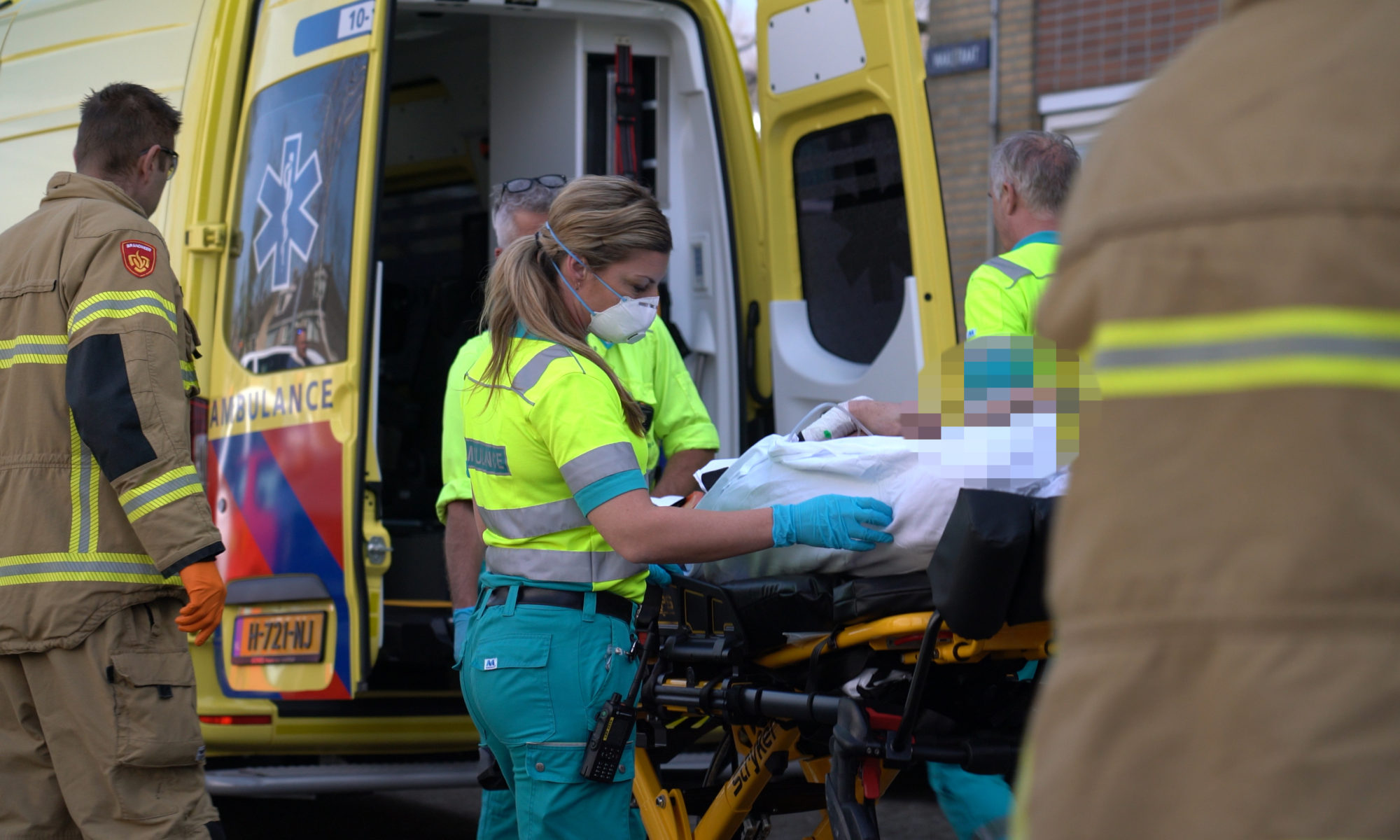 Slachtoffer schietincident Alkmaarse Waalstraat al bij voordeur in been geschoten