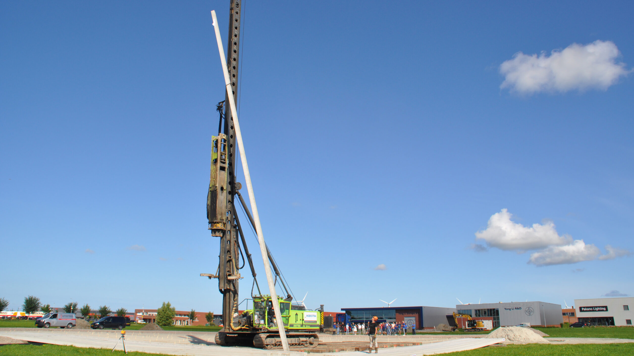 Eerste paal voor nieuwe productiehal YongLi Europe op bedrijventerrein Oudkarspel