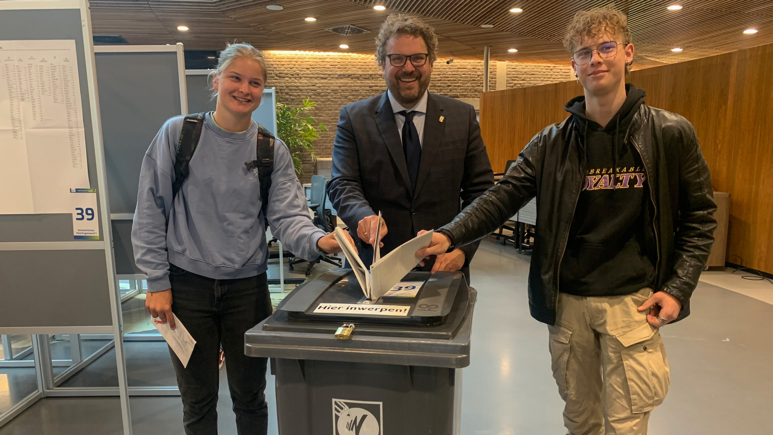 Jarige Tess en Stijn (18) stemmen voor het eerst en samen met burgemeester: “Ik vind vrijheid heel belangrijk”
