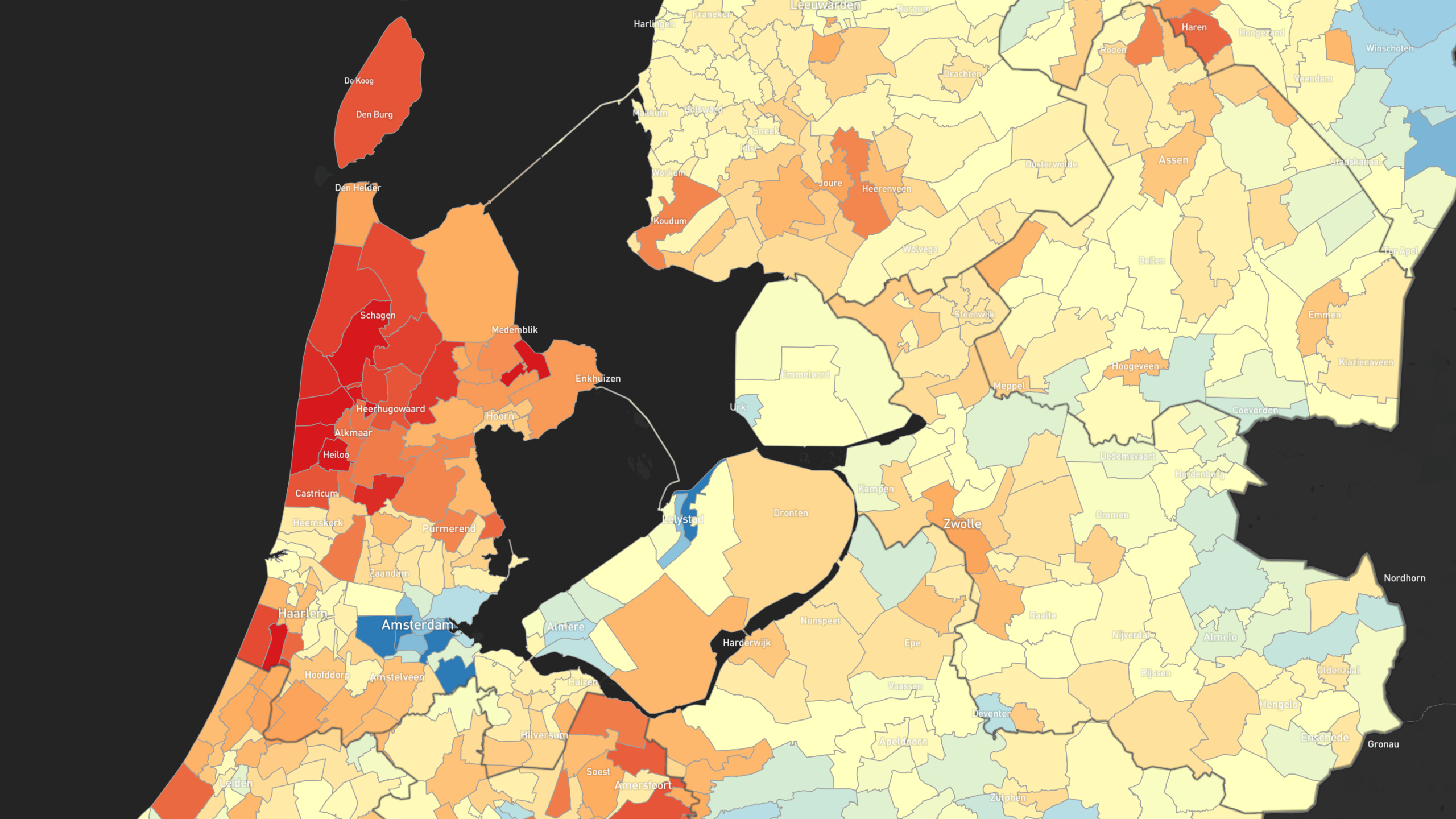 Gekleurde kaart van Nederland met verschillende regio's gemarkeerd in tinten rood, oranje, geel en blauw, met steden als Amsterdam, Den Haag en Utrecht aangeduid.