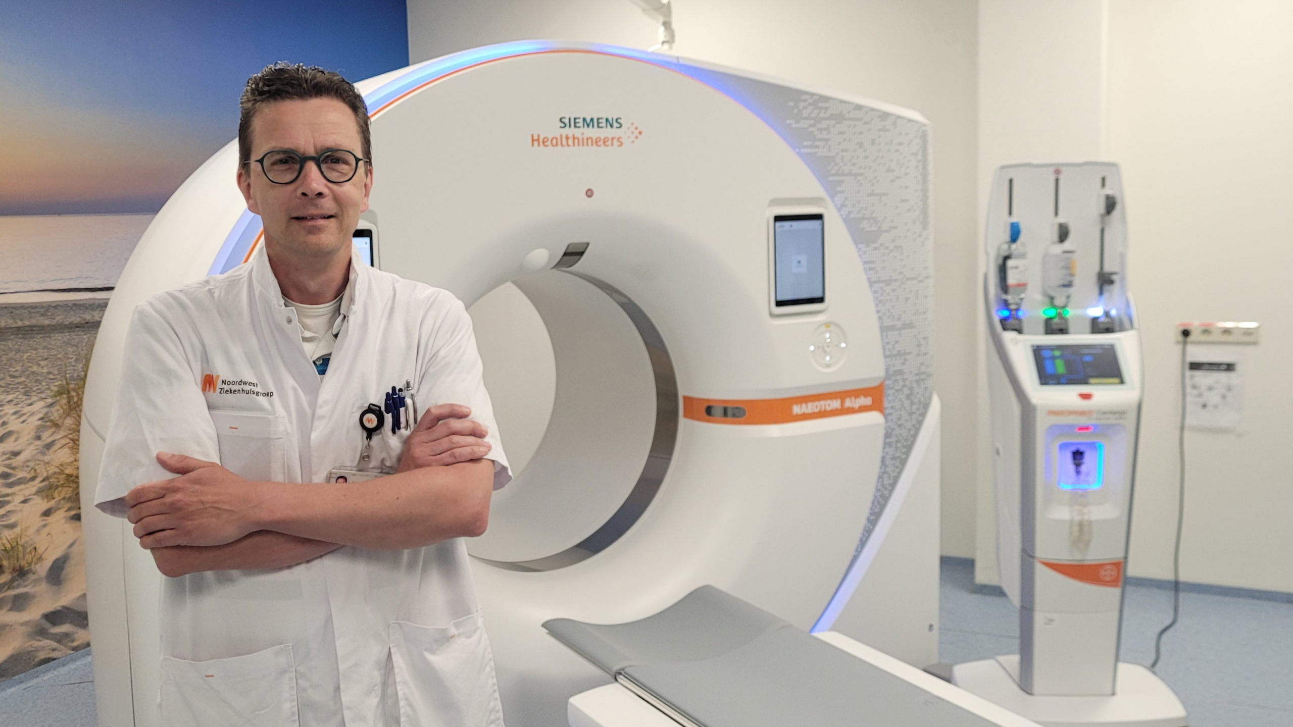 Radioloog in witte jas voor een CT-scanner in een ziekenhuis.