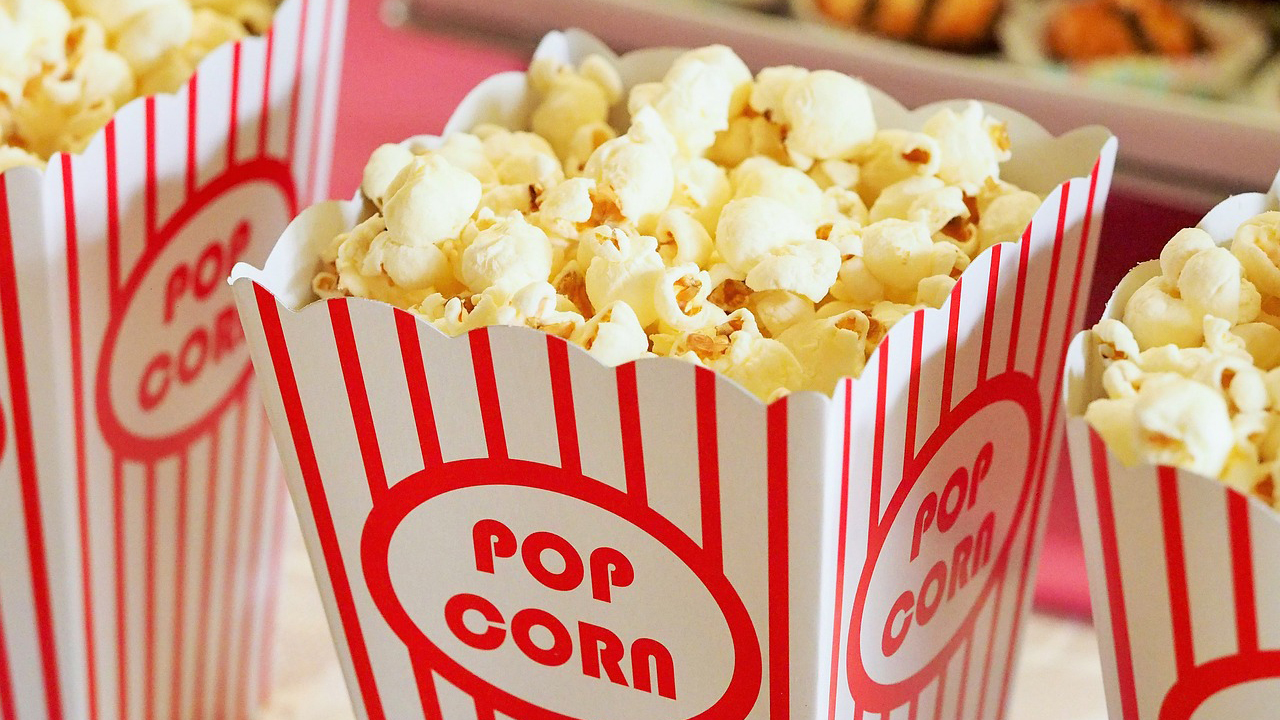 Bakjes met popcorn met rood-witte strepen.