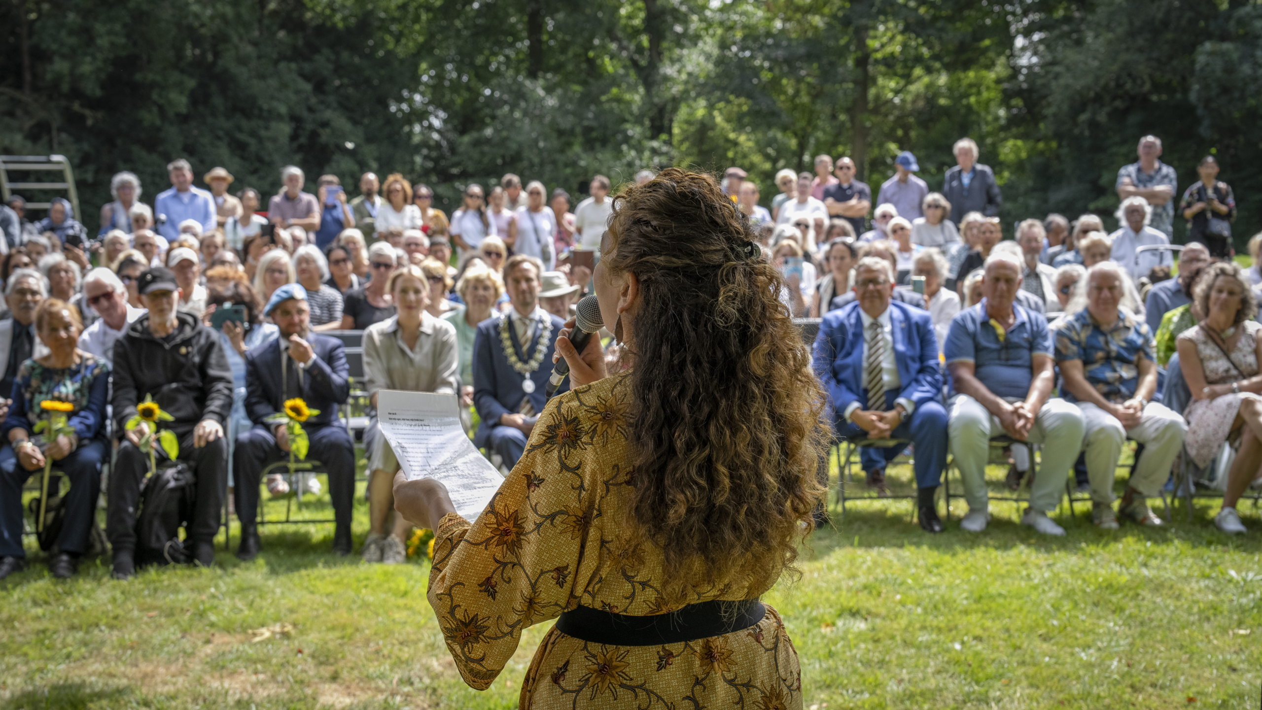 Een vrouw spreekt voor een groot publiek tijdens de eerste Indië Herdenking in het Alkmaarse Park Oosterhout