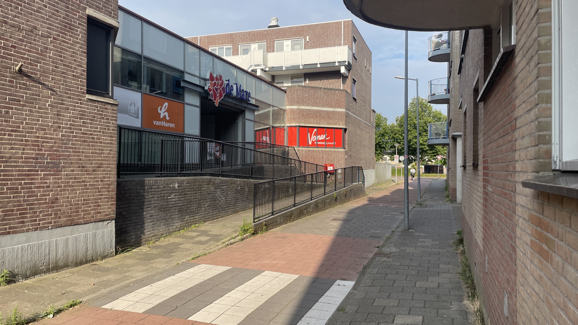 Straatbeeld met winkels van vanHaren en Hans Voorde Slaatsmert bij winkelcentrum de Mare in Alkmaar, Nederland.