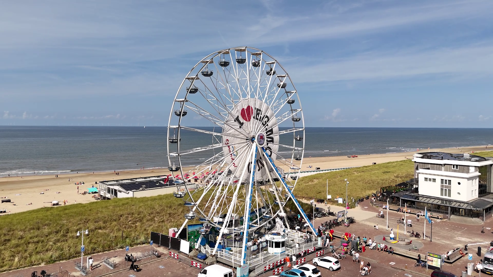 Reuzenrad bij strand van Egmond aan Zee met opschrift "I ❤️ EGMOND".