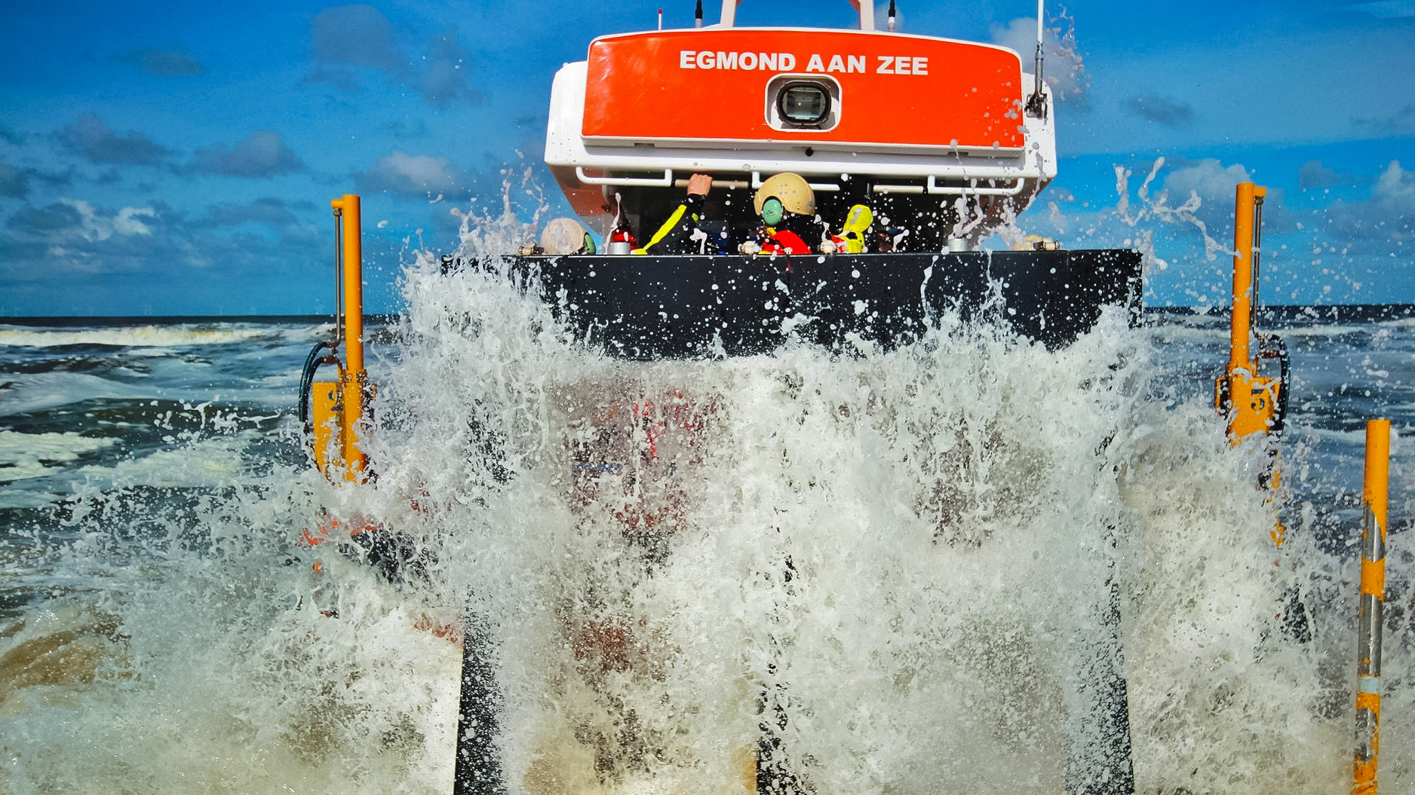 Reddingsboot van Egmond aan Zee met opspattend water.