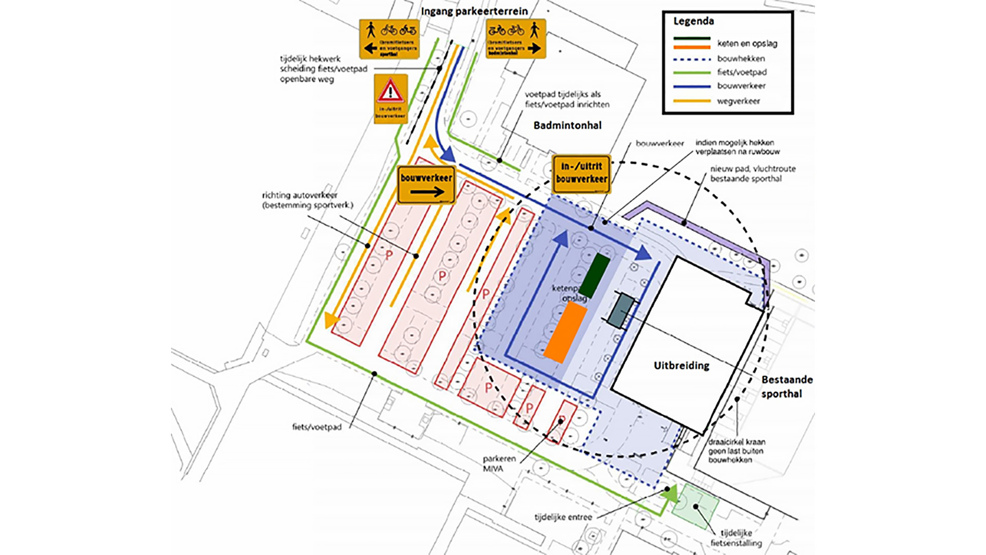 Plattegrond van een bouwplaats met parkeerterrein, bouwverkeer, fietspaden en voetpaden. Kleuren en lijnen markeren verschillende zones en verkeersstromen.