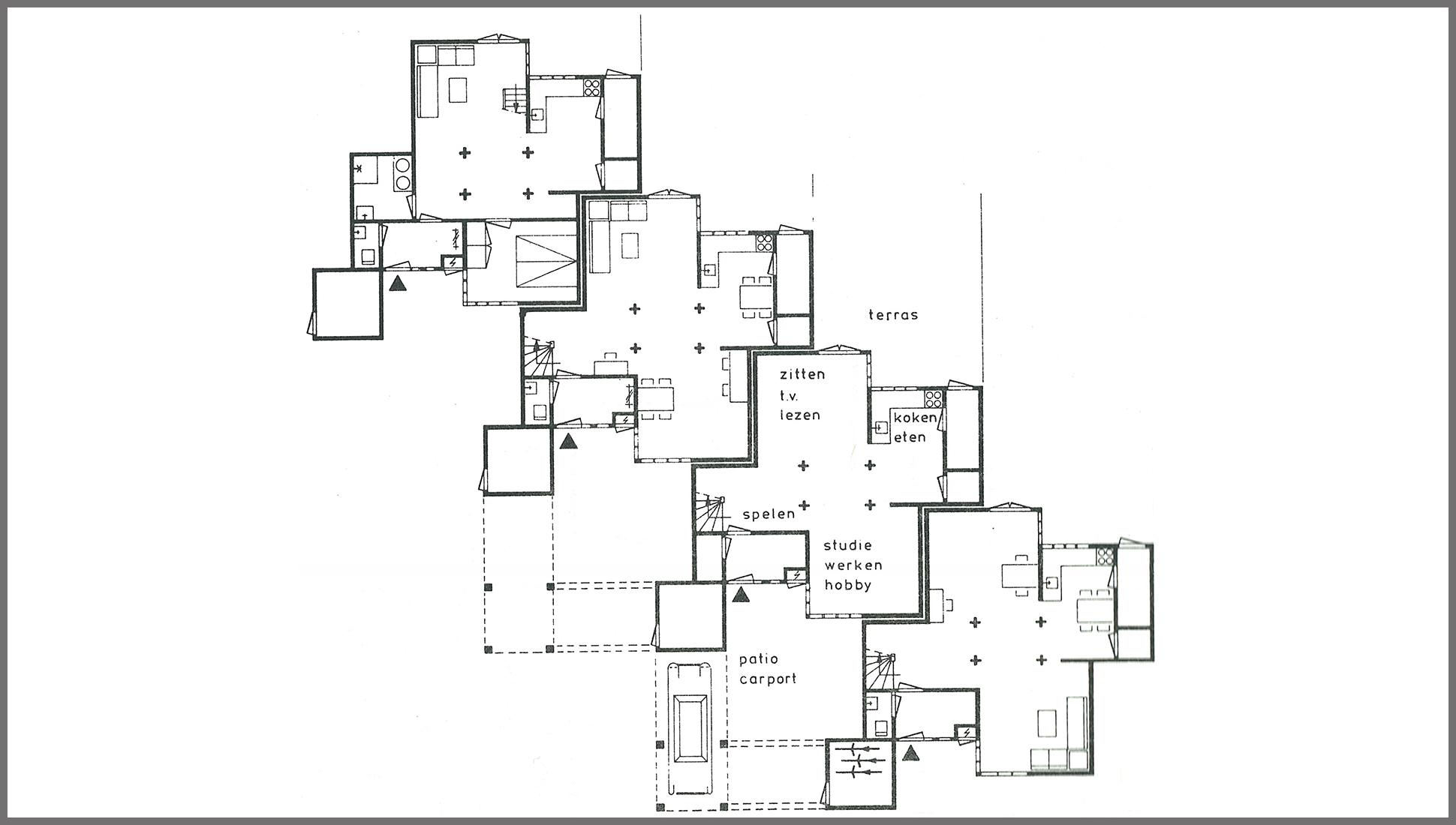 Plattegrond van een woning met diverse ruimtes waaronder een terras, zithoek, eetkamer, keuken, speelruimte, studeerkamer, werkplaats en een carport met patio.