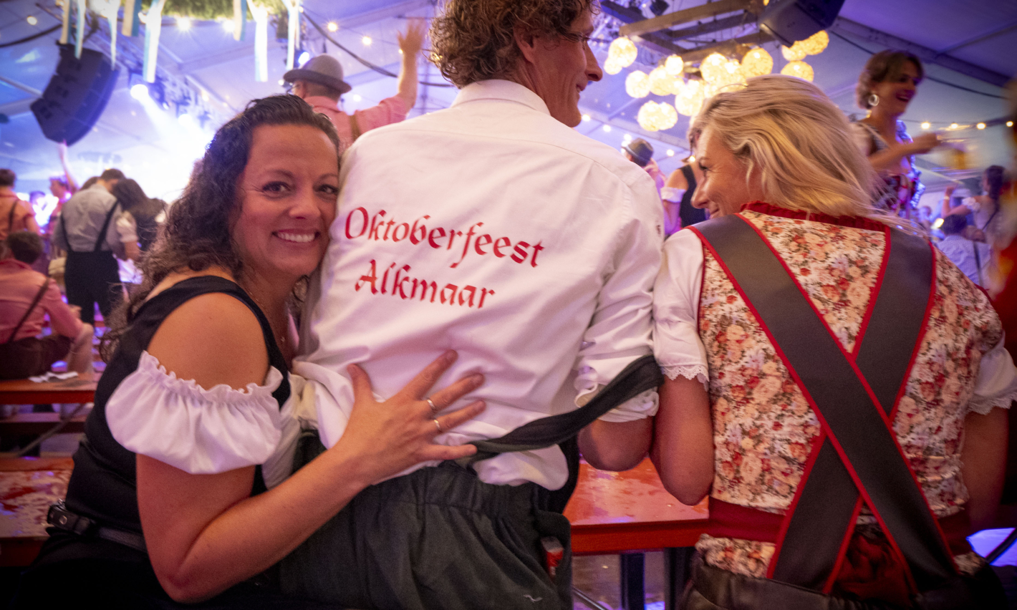 Mensen gekleed in traditionele Beierse kleding op Oktoberfeest Alkmaar.